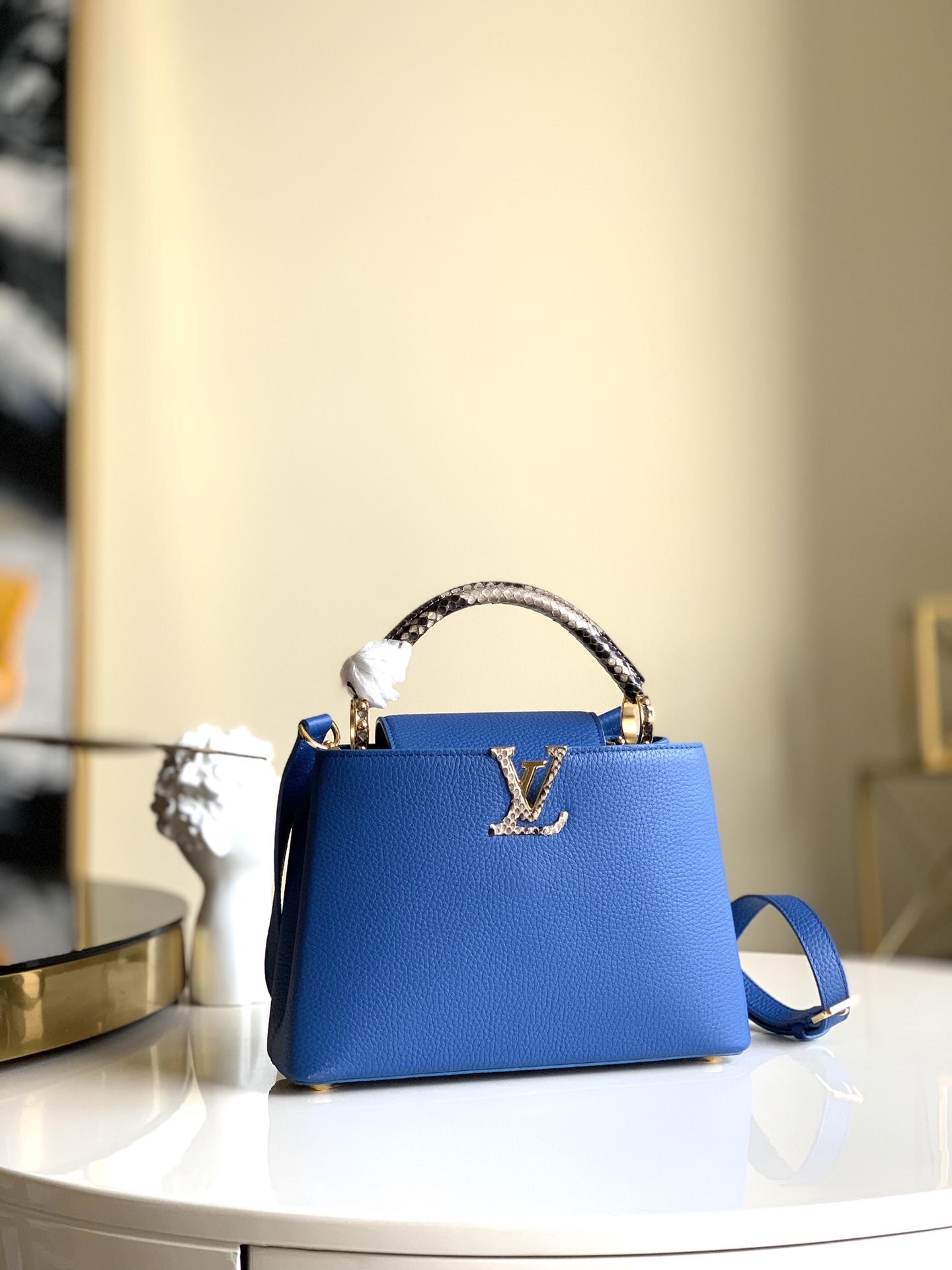 NO:395846,【Exclusive real photo N97980】Black Blue This Caucines BB handbag presents a classic outline with full-grain Taurillon leather, paired with a handle outlined by natural python skin and an LV logo. The flip can be fixed inside and outside, continuing the iconic charm of the Caucines series. Detailed features 27.0 x 18.0 x 9.0 cm, LV [original leather], louis vuitton, snakeskin19860909【独家实拍N97980】宝蓝 本款 Caucines BB 手袋以全粒面 Taurillon 皮革呈现经典轮廓,搭配天然蟒蛇皮勾勒的手柄和 LV 标识.翻盖可内外固定,延续 Caucines 系列的标志性气韵.详细特征27.0 x 18.0 x 9.0 cm,LV【原厂皮】,louis vuitton,snakeskin,Bag