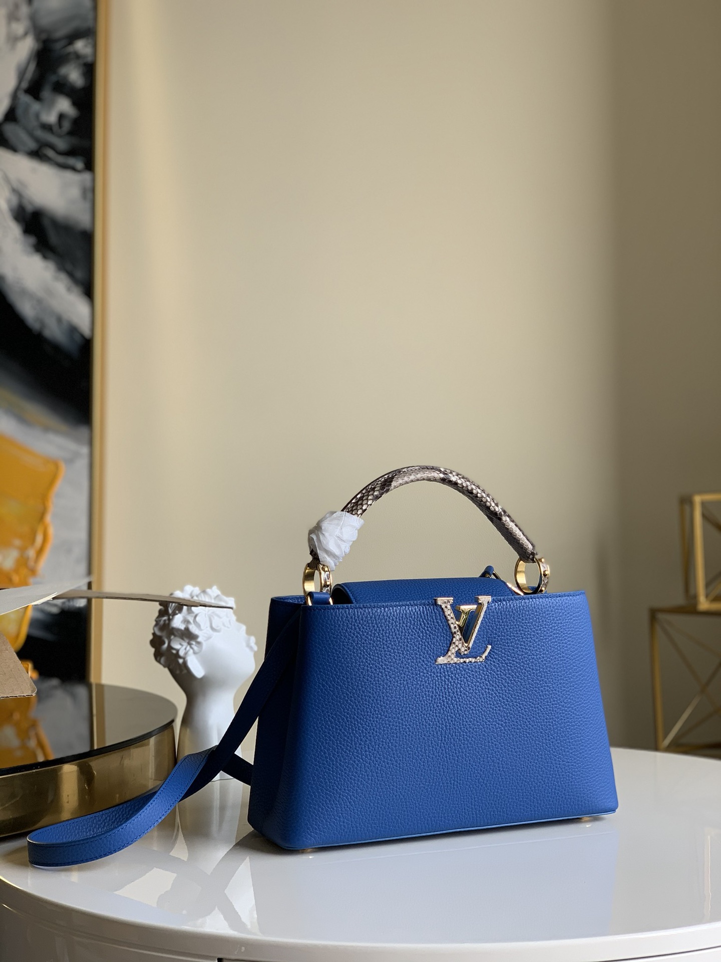 NO:395849,[Exclusive real photo of N97980 royal blue] This Capucines handbag presents a classic outline with full-grain Taurillon leather, paired with a handle outlined by natural python skin and a logo logo. The flip can be fixed inside and outside, continuing the iconic charm of the Capucines series. Detailed features 31x 21x 11cm.,LV [original leather],louis vuitton,snakeskin19860909【独家实拍N97980宝蓝】 本款 Capucines 手袋以全粒面 Taurillon 皮革呈现经典轮廓,搭配天然蟒蛇皮勾勒的手柄和 Logo标识.翻盖可内外固定,延续 Capucines 系列的标志性气韵.详细特征31x 21x 11cm .,LV【原厂皮】,louis vuitton,snakeskin,Bag