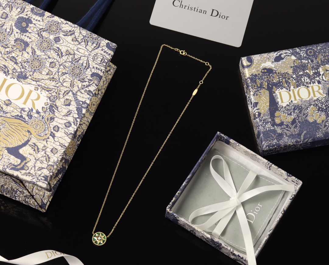 NO:101062,Top version of D!or Eight-pointed Star Necklace!  Pure hand-made inlay Victorie de Castellane reinterprets Mr. Di0r's lucky star - the eight-pointed star with the style of wind rose. It is genuine 10,000  sky-high price (different materials vary in price). On one hand, we use natural mother shells, turquoise, black agate and other materials, and on the other hand, it is a compass rose pattern, and it shines brightly in every move. Whether it is alone or stacked, it looks good and full of fashion magic. Dior necklace, dior, necklace19860909顶级版D!or八芒星项链 ！ 纯手工镶嵌 Victorie de Castellane以风玫瑰造型重新演绎Di0r先生的幸运星—八芒星 正 品1万 天价（不同材质价格不等）咱们一面采用天然母贝、绿松石、黑玛瑙等材质,一面为罗盘玫瑰图案,举手投足间熠熠生辉,正反两面无论单独或叠戴,都好看又充满时尚魔力,Dior项链,dior,necklace,Jewelry