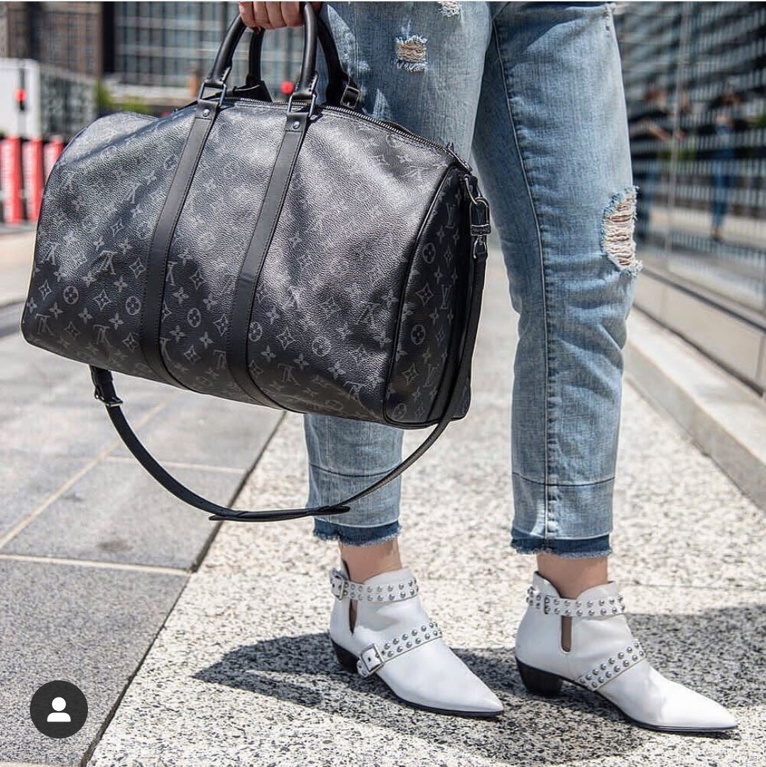 NO:207539,Original single LV KEEPALL 45 travel bag (with shoulder strap) model M40569 Keepall is a classic in the LV travel bag series. The medium size Keepall uses Monogram canvas as the bag body, with spacious capacity, and is equipped with a removable leather shoulder strap with a classic design that has been particularly popular in history. It is suitable for busy careers and people who pay attention to taste. The spacious capacity and adjustable shoulder straps are suitable for work, leisure or travel. Size 45-27-20cm, LV [top original list], louis vuitton19860909原单LV KEEPALL 45旅行袋（配肩带）型号M40569 Keepall是LV旅行袋系列中的经典 中号Keepall以Monogram帆布为袋身,容量宽敞,配以可拆卸式皮肩带采用有史以来尤其受欢迎的经典设计,适用于事业繁忙而又注重品味男士. 宽敞的容量和可调节肩带适用于工作、休闲或出行.尺寸45-27-20cm,LV【顶级原单】,louis vuitton,Bag