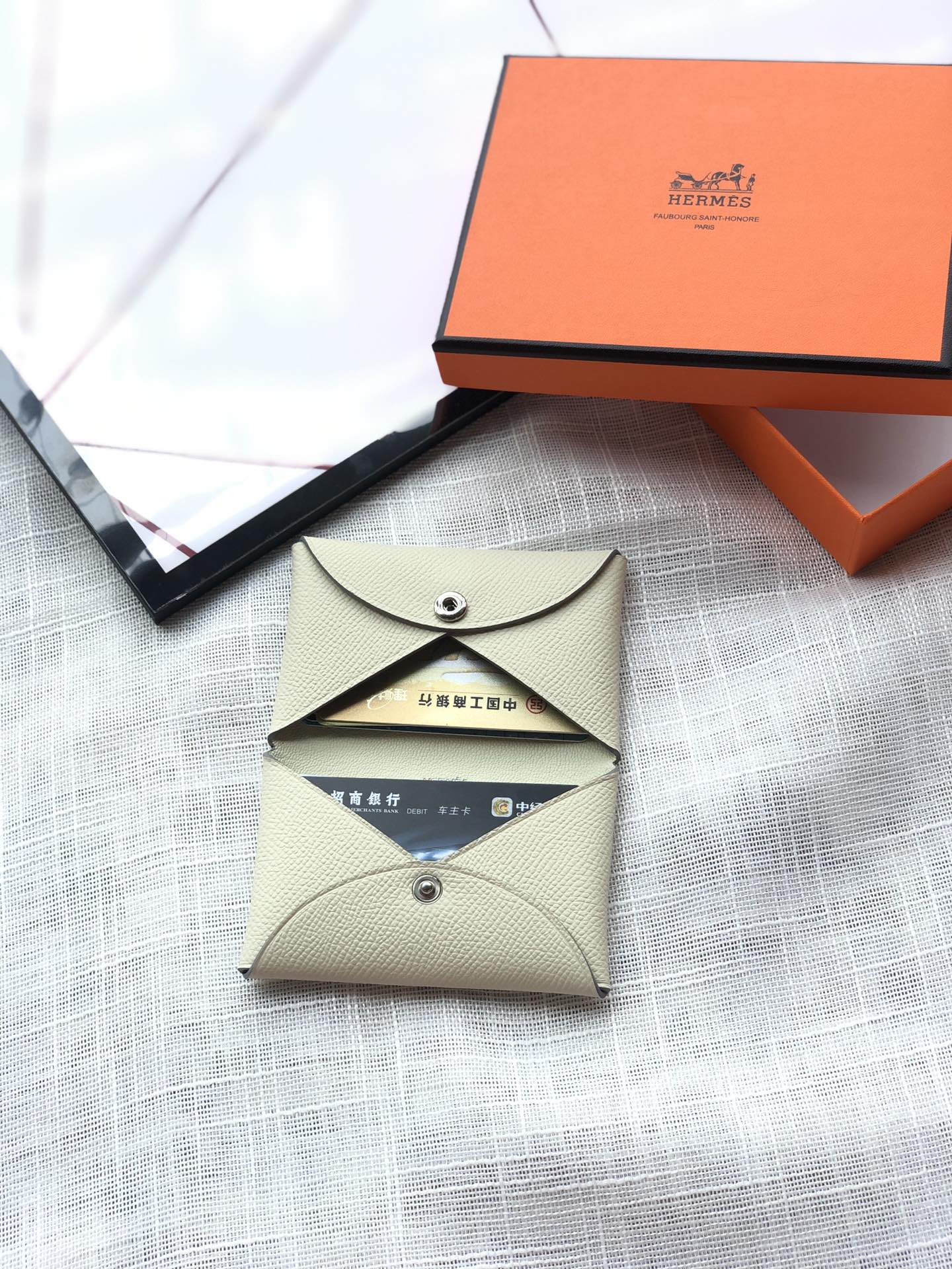 NO:674555,Bastia mini new card holder, special card holder style, can hold 10 cards, small and exquisite, easy to store, size 7cm /10.5cm, milkshake white/black, H wallet, wallets19860909Bastia mini新款卡包 专用卡包款式 可以容纳10张卡 小巧精致 好收纳 size7cm /10.5cm 奶昔白/黑色,H 钱包,wallets,欧美剧