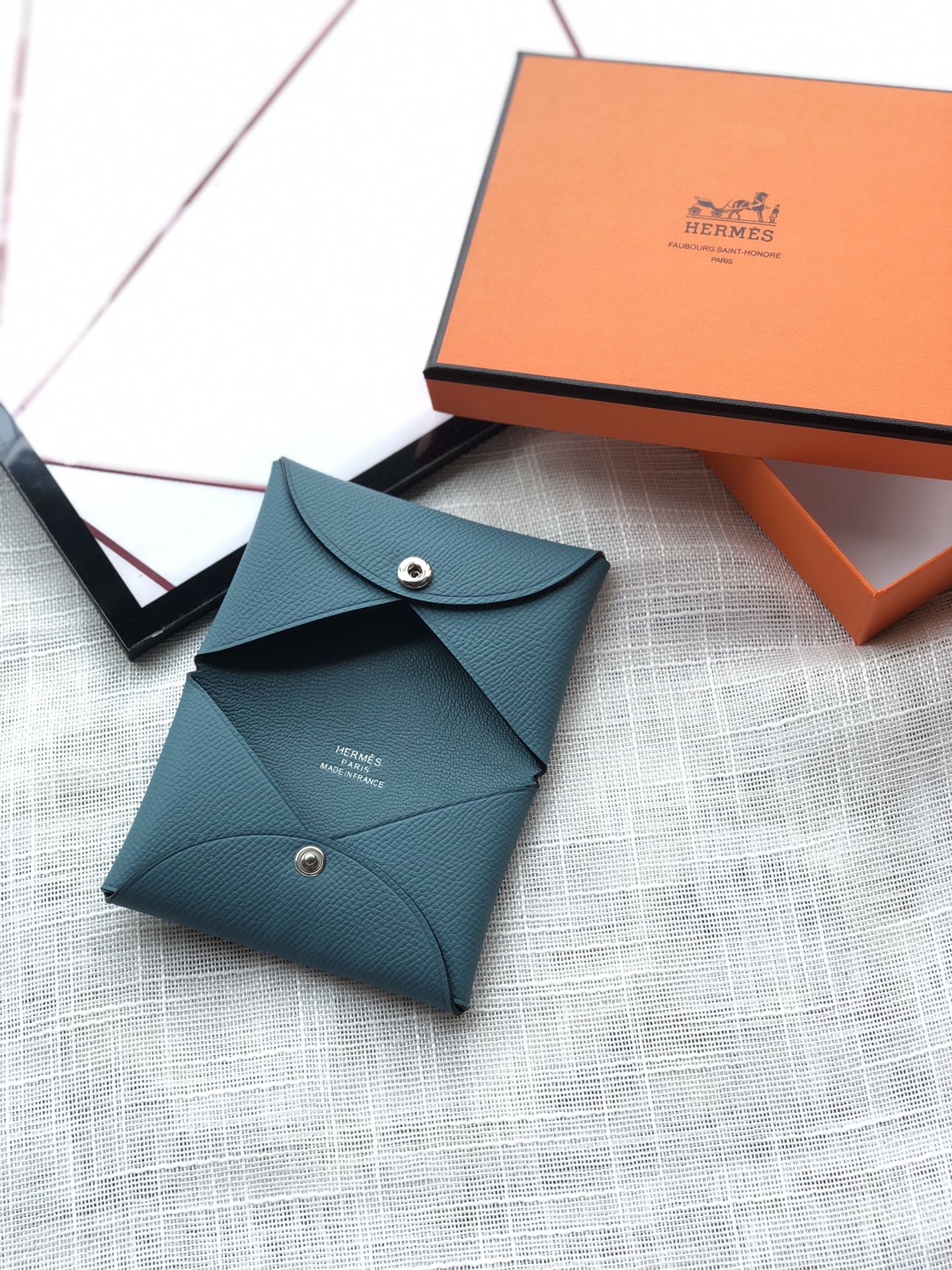 NO:674558,Bastia mini new card holder, special card holder style, can hold 10 cards, small and exquisite, easy to store, size 7cm /10.5cm, denim blue/malachite green/Chinese red, H wallet, wallets19860909Bastia mini新款卡包 专用卡包款式 可以容纳10张卡 小巧精致 好收纳 size7cm /10.5cm 牛仔蓝/孔雀绿/中国红,H 钱包,wallets,欧美剧