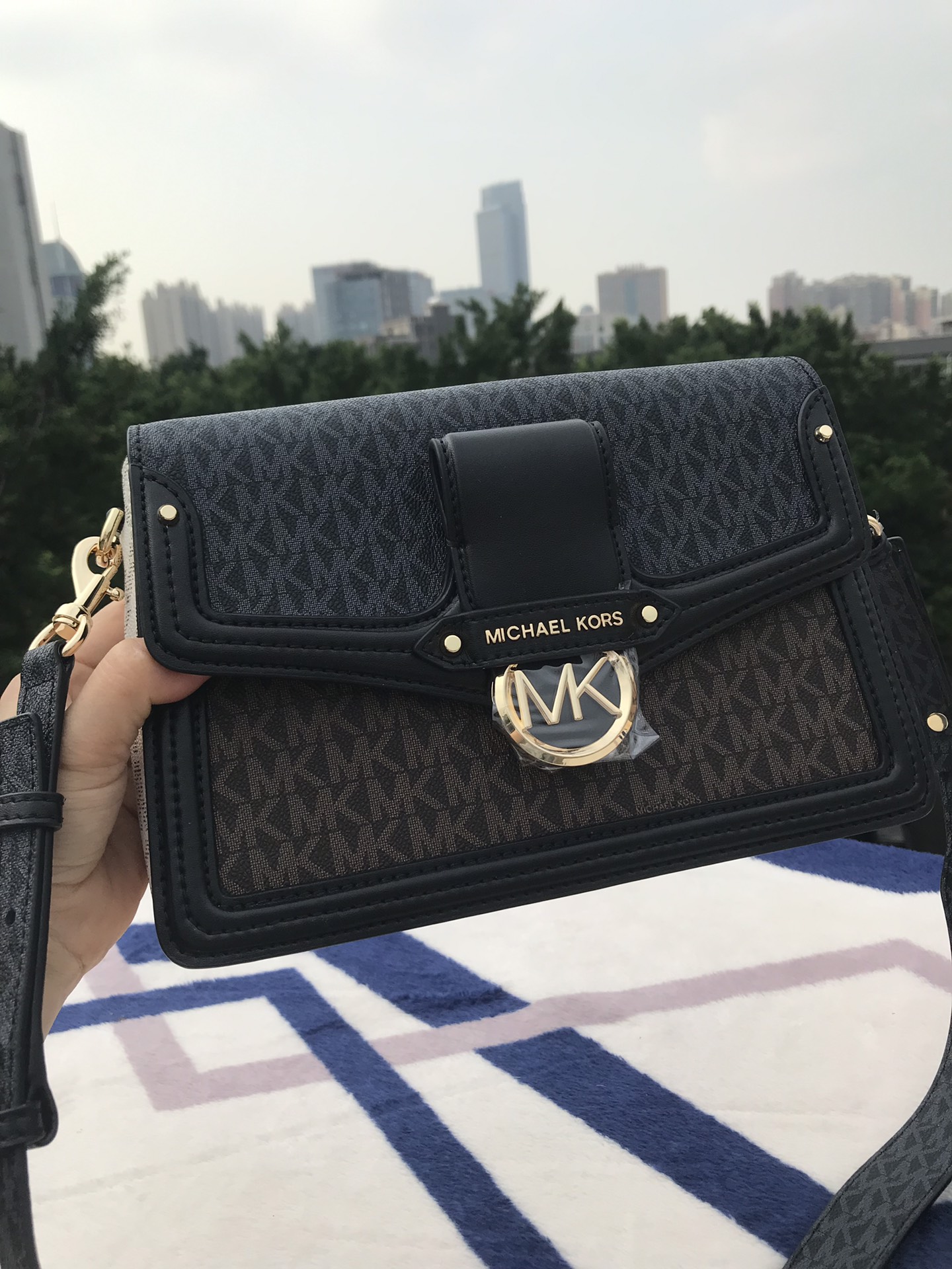 Michael Kors Mk新款 Jessie 单肩包优雅翻盖造型优雅别致 包扣装饰 金属 MK Logo 展现品牌态度