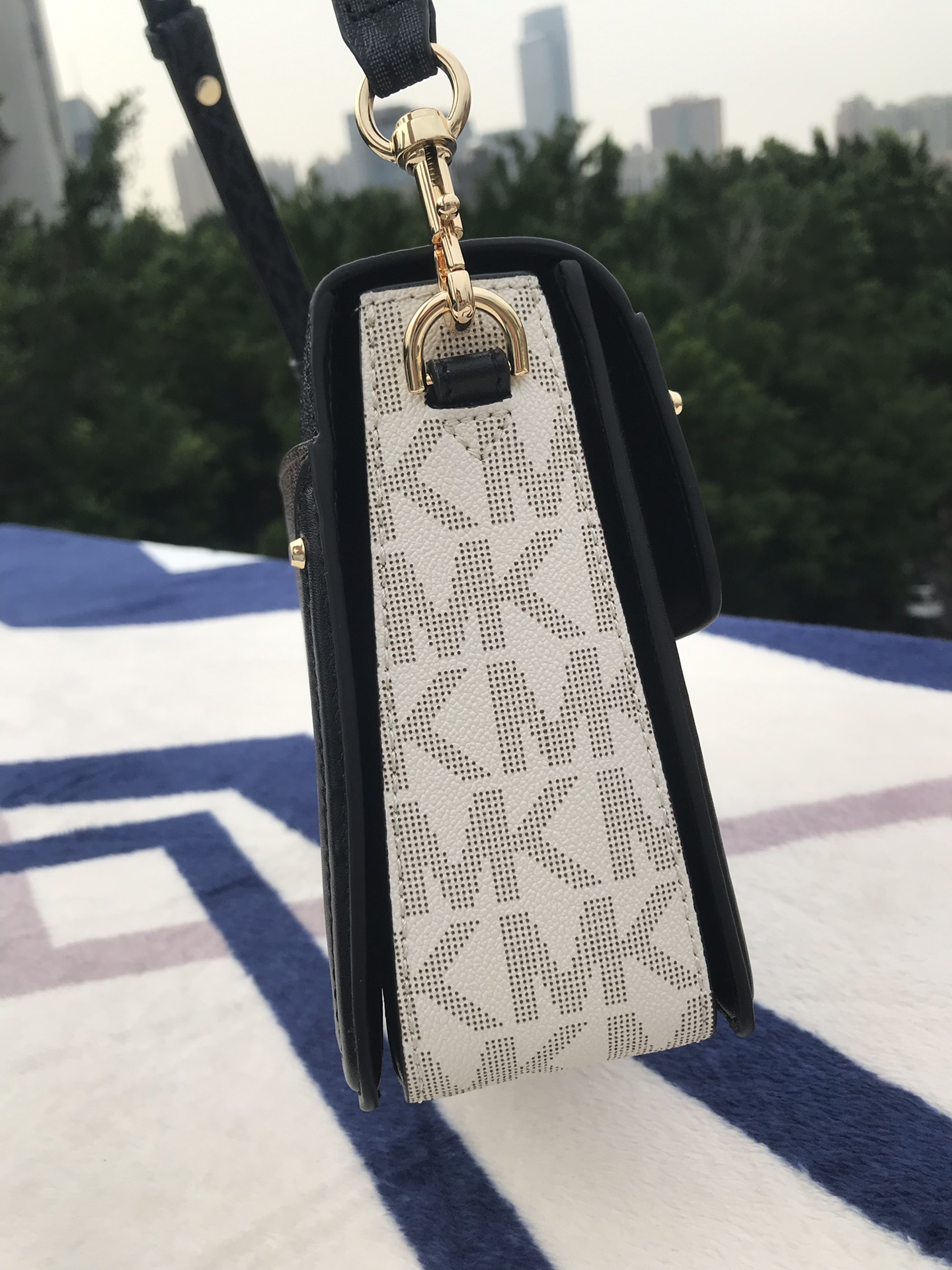 Michael Kors Mk新款 Jessie 单肩包优雅翻盖造型优雅别致 包扣装饰 金属 MK Logo 展现品牌态度