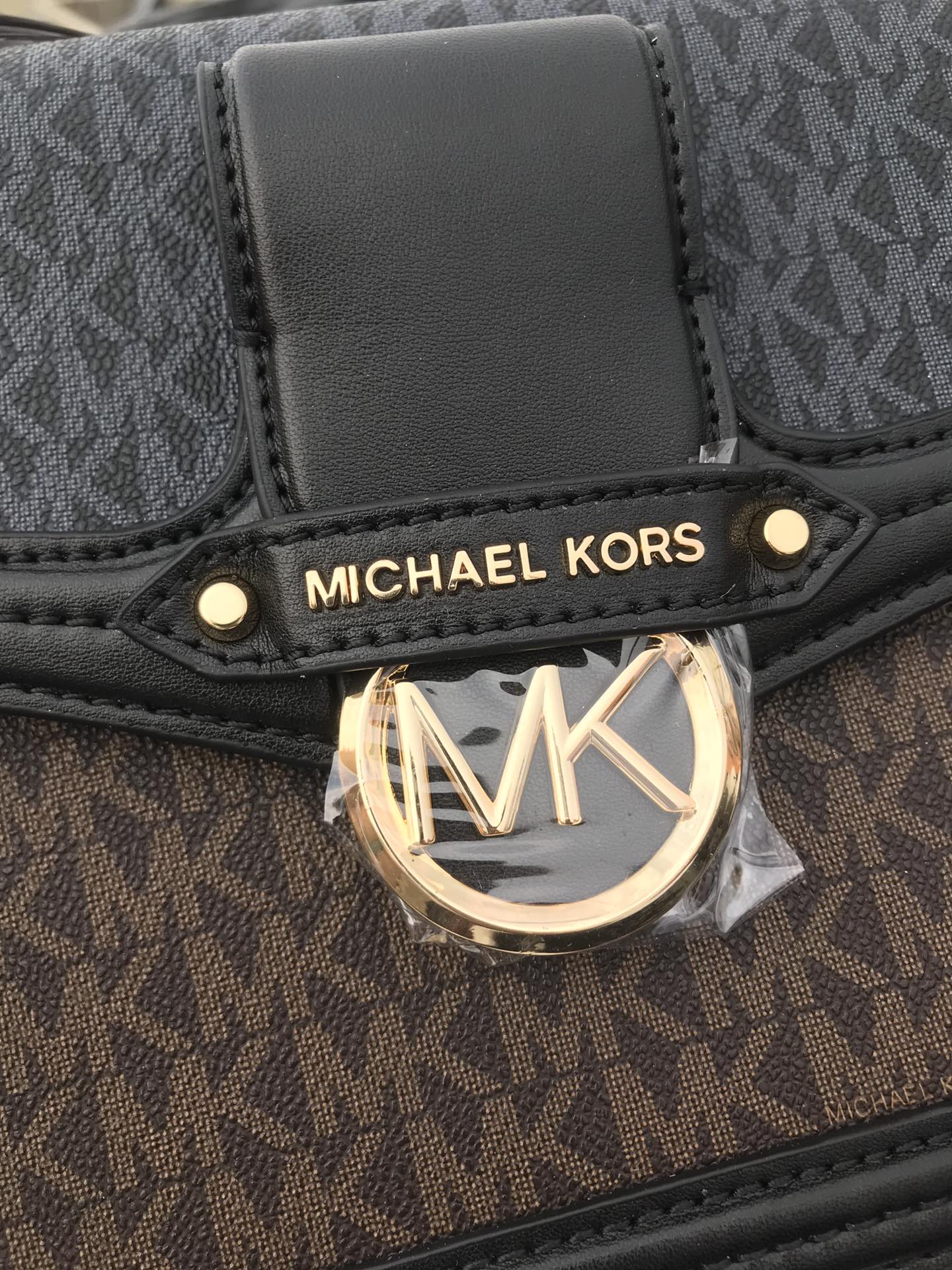 Michael Kors Mk新款 Jessie 单肩包优雅翻盖造型优雅别致 包扣装饰 金属 MK Logo 展现品牌态度