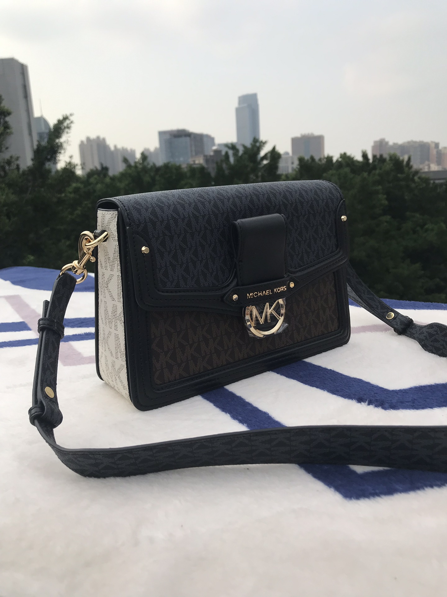 Michael Kors Mk新款 Jessie 单肩包优雅翻盖造型优雅别致 包扣装饰 金属 MK Logo 展现品牌态度
