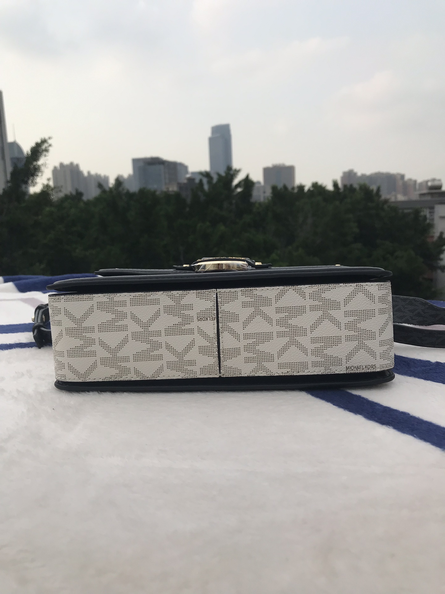 Michael Kors Mk新款 Jessie 单肩包优雅翻盖造型优雅别致 包扣装饰 金属 MK Logo 展现品牌态度