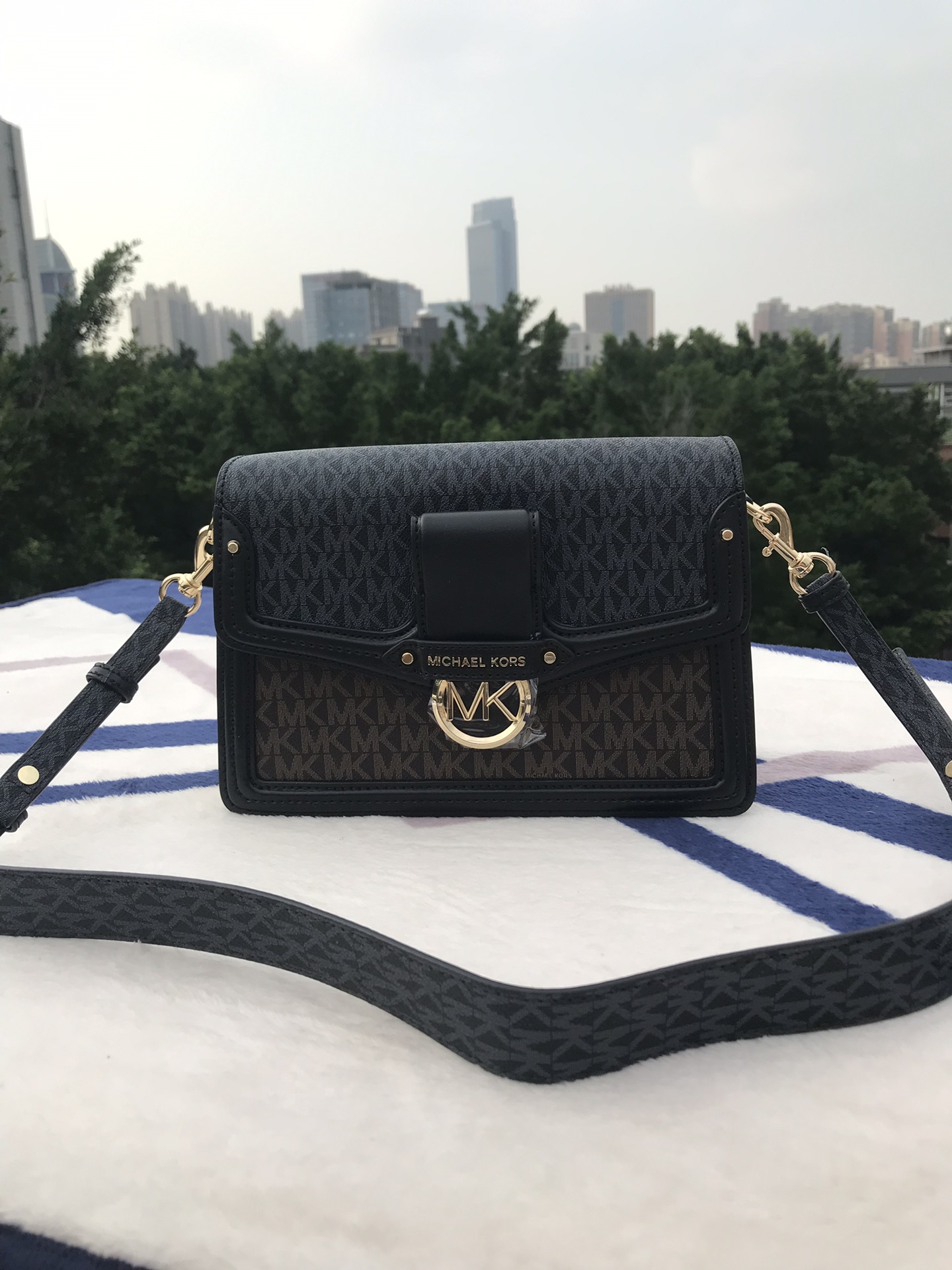 Michael Kors Mk新款 Jessie 单肩包优雅翻盖造型优雅别致 包扣装饰 金属 MK Logo 展现品牌态度