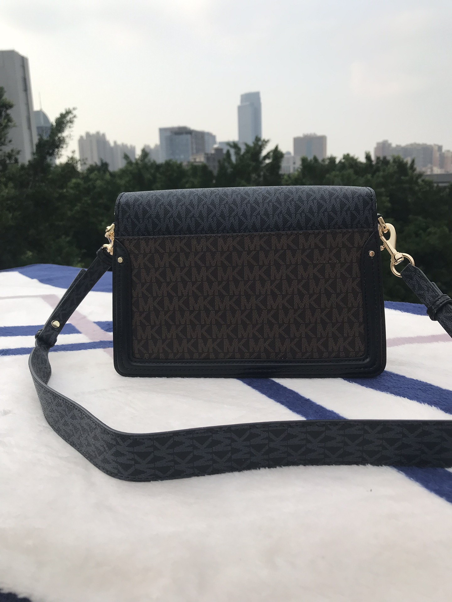 Michael Kors Mk新款 Jessie 单肩包优雅翻盖造型优雅别致 包扣装饰 金属 MK Logo 展现品牌态度