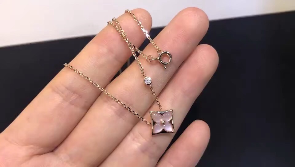 Van Cleef & Arpels 银版粉贝四叶草项链 真心是太美了 ZP为18K真金真钻材质 再加上天然的粉贝壳做为四叶草的形状