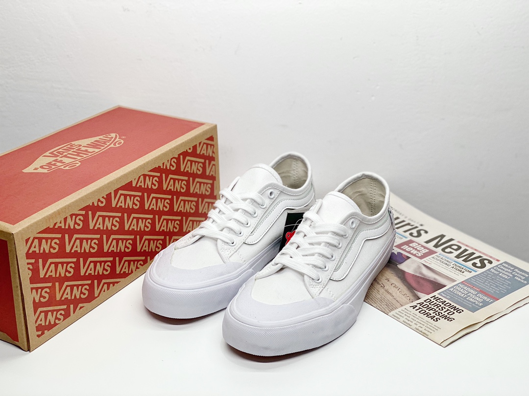 本地💰150,合作私 夏季校园风 经典百搭款 Vans Black Ball SF Pro 万斯 黑白经典/黑白满印 韩版半月包头杀人鲸 作为Vans最经典款式之一的杀人鲸系列,在广大玩家中有着青春的回忆,此次在韩国限定发售了三个Pro配色,两款为经典的黑白纯色调,让搭配显得极其简单,一款为黑白满印配色,凸显个性的同时也保证了搭配的日常需求。华夫橡胶大底,亦确保了了上脚的舒适度。夏季搭配又多了一款必入的百搭款! Size:35 36 36.5 37 38 38.5 39 40 40.5 41 42 42.5 43 44