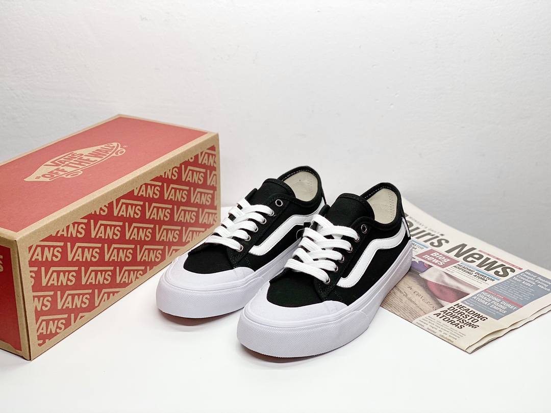 本地💰155,合作私 夏季校园风 经典百搭款 Vans Black Ball SF Pro 万斯 黑白经典/黑白满印 韩版半月包头杀人鲸 作为Vans最经典款式之一的杀人鲸系列,在广大玩家中有着青春的回忆,此次在韩国限定发售了三个Pro配色,两款为经典的黑白纯色调,让搭配显得极其简单,一款为黑白满印配色,凸显个性的同时也保证了搭配的日常需求。华夫橡胶大底,亦确保了了上脚的舒适度。夏季搭配又多了一款必入的百搭款! Size:35 36 36.5 37 38 38.5 39 40 40.5 41 42 42.5 43 44