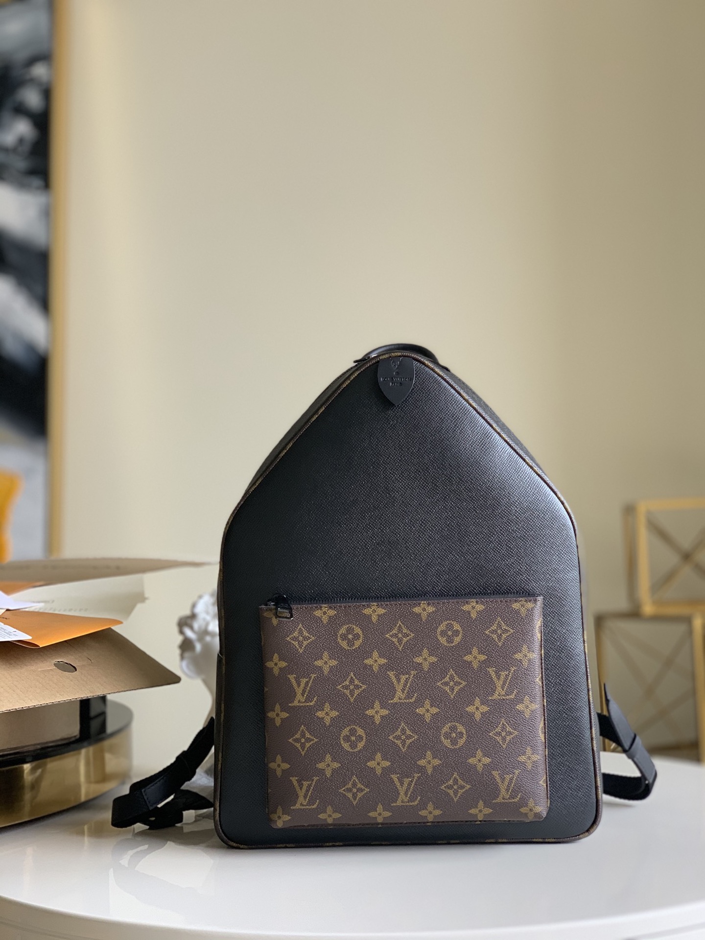 NO:396075,[Exclusive real photo M30259] Presbyterian with cross pattern. The latest single product is exclusively launched in the counter. The latest backpack is shipped. The contrasting color design style is simple and elegant, and the interior capacity is large. Size 32x15x41 (cm) M., LV [original leather], louis vuitton19860909【独家实拍M30259】老花配十字纹 最新单品独家首发专柜最新双肩包出货啦, 撞色设计风格简约大方,内饰容量大. 尺寸32x15x41（cm）M.,LV【原厂皮】,louis vuitton,Bag