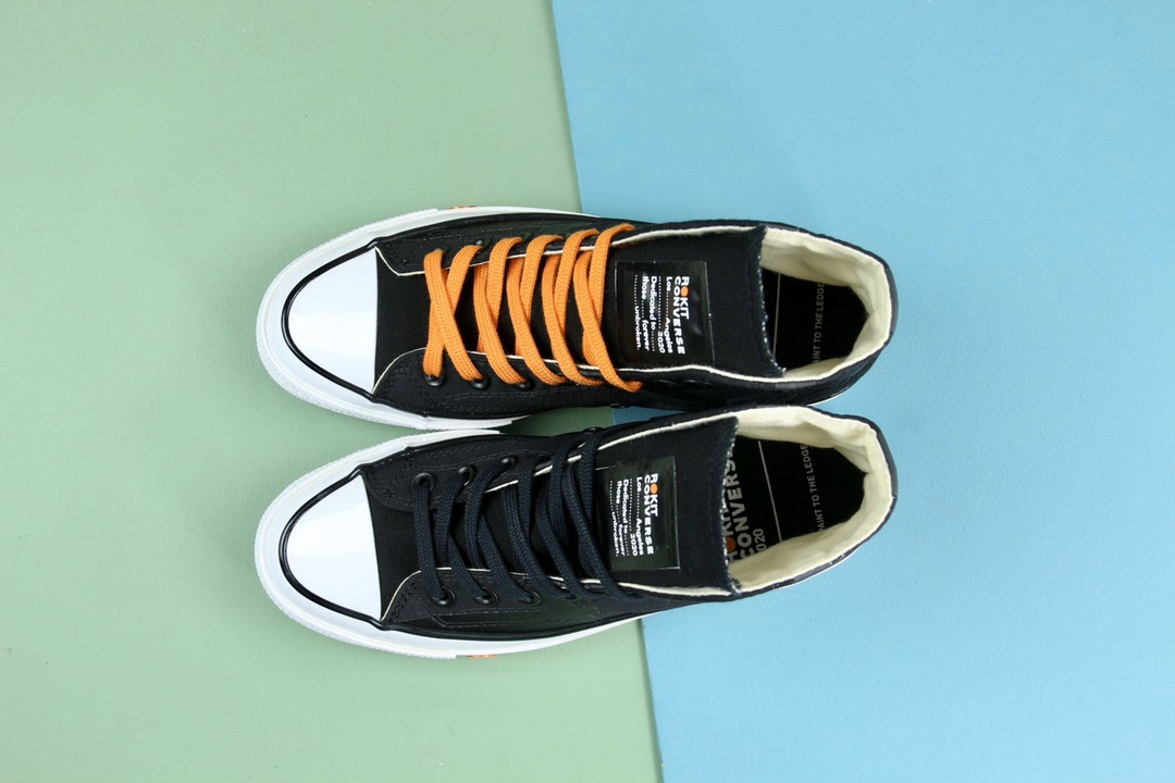 ROKIT x Converse Chuck
鞋面以帆布及抗撕裂的尼龙 Ripstop 物料组合而成,配合防水胶条,即使鞋身以黑色为主仍能营造丰富的层次感,鞋底部分则继续放上品牌鲜明的橙色标记。鞋款内外侧均有军事风格的魔术贴圆形标记,内侧有品牌压花图案,外侧则是一个圆形图案,令鞋款更为特别。