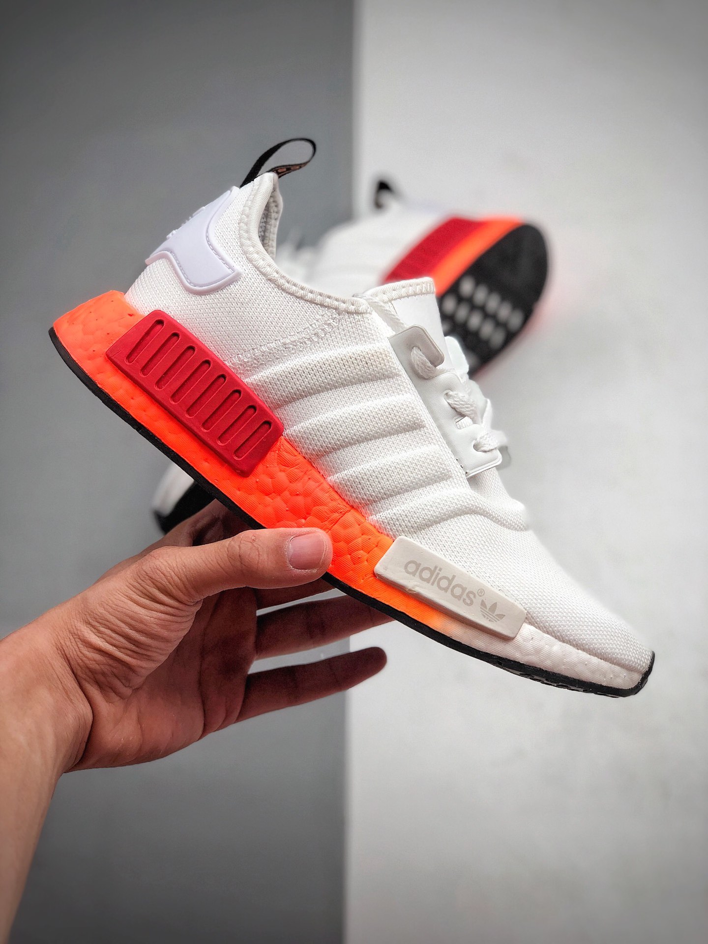 210 Adidas Boost NMD  R1 系列 弹力针鞋织面 货号：EF5680