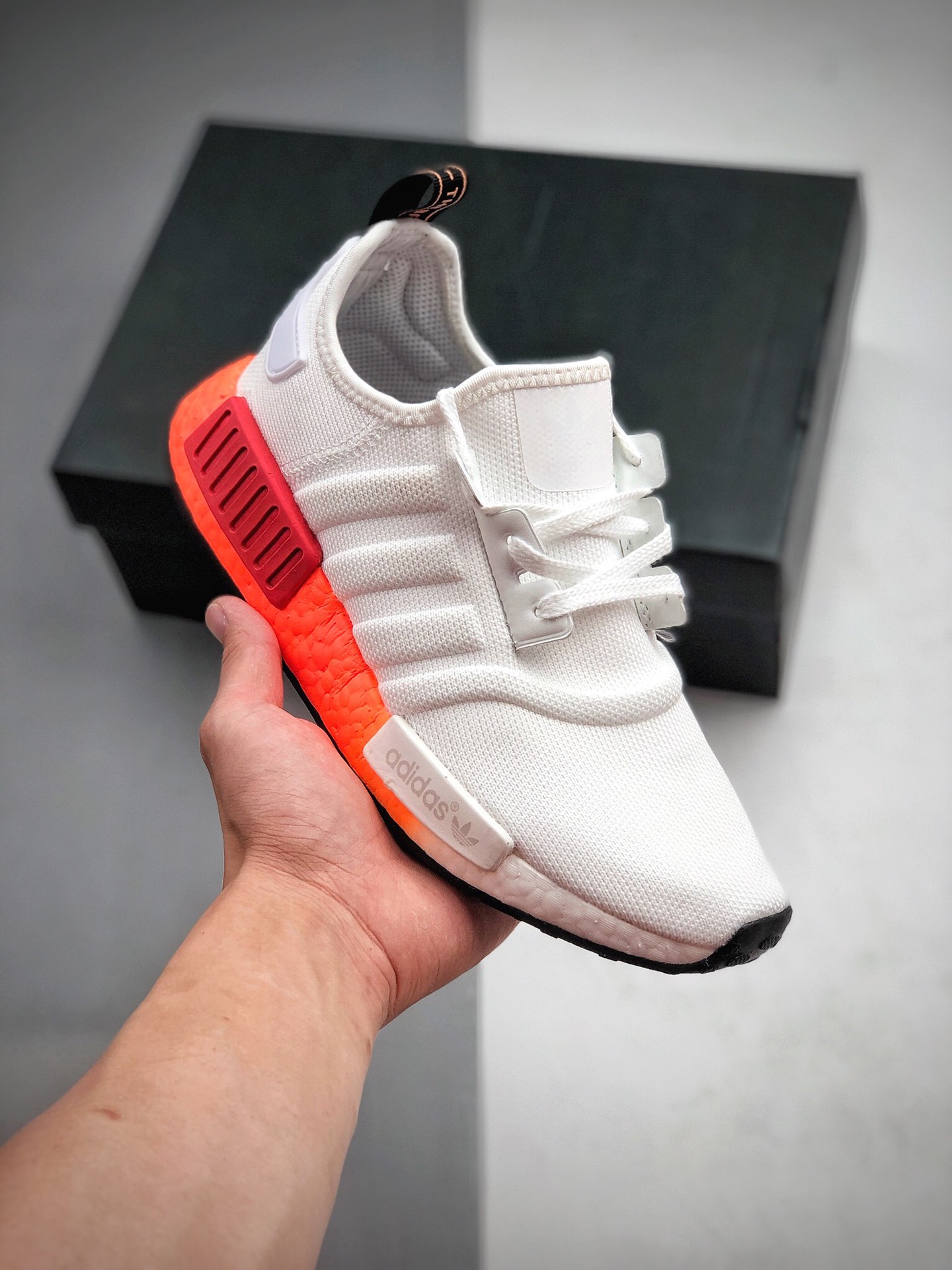 210 Adidas Boost NMD  R1 系列 弹力针鞋织面 货号：EF5680