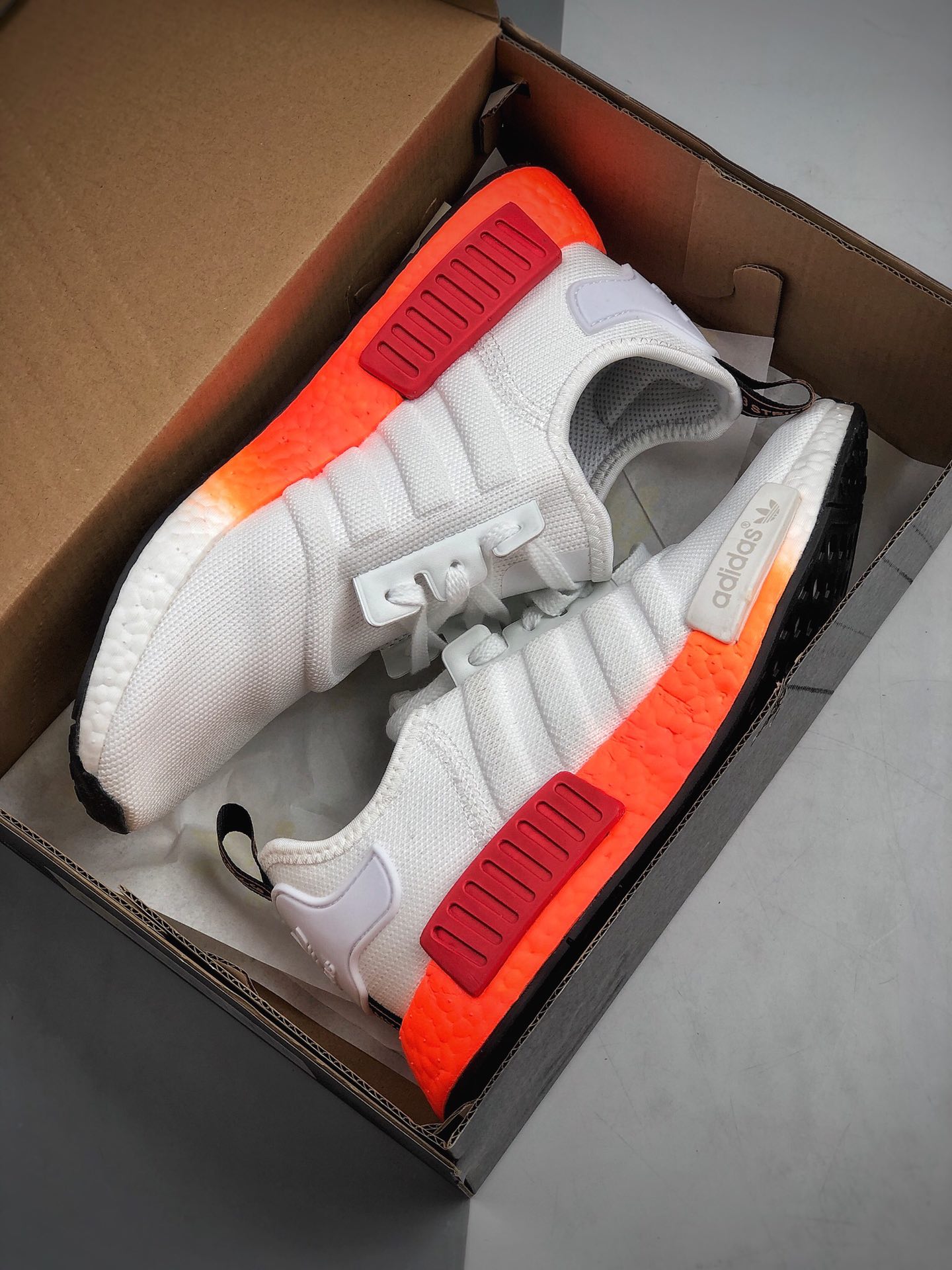 210 Adidas Boost NMD  R1 系列 弹力针鞋织面 货号：EF5680