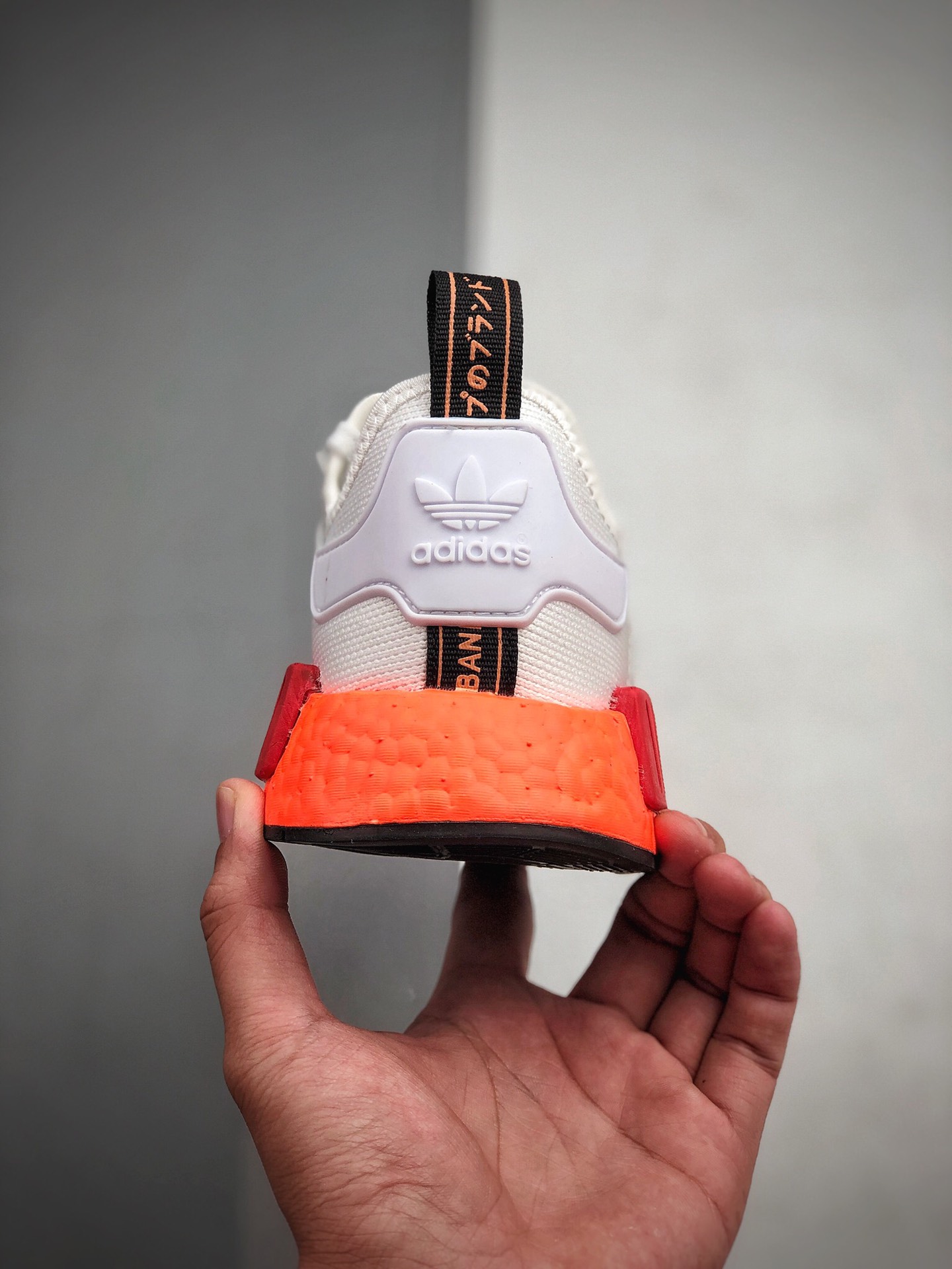 210 Adidas Boost NMD  R1 系列 弹力针鞋织面 货号：EF5680