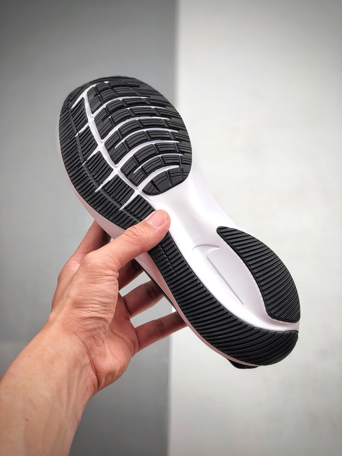 150 Nike Zoom WINFLO 7 代 登月轻质透气休闲运动跑步鞋