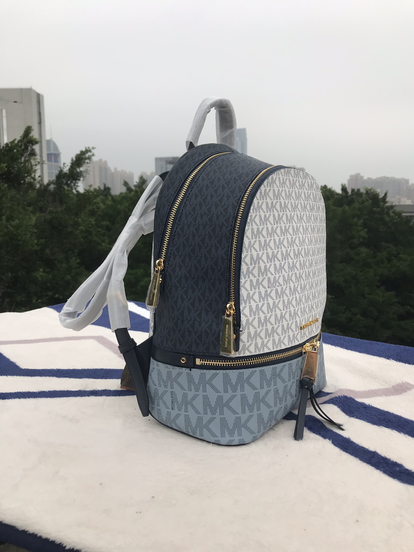 Michael Kors MK背包2拼皮3拼色。 A
