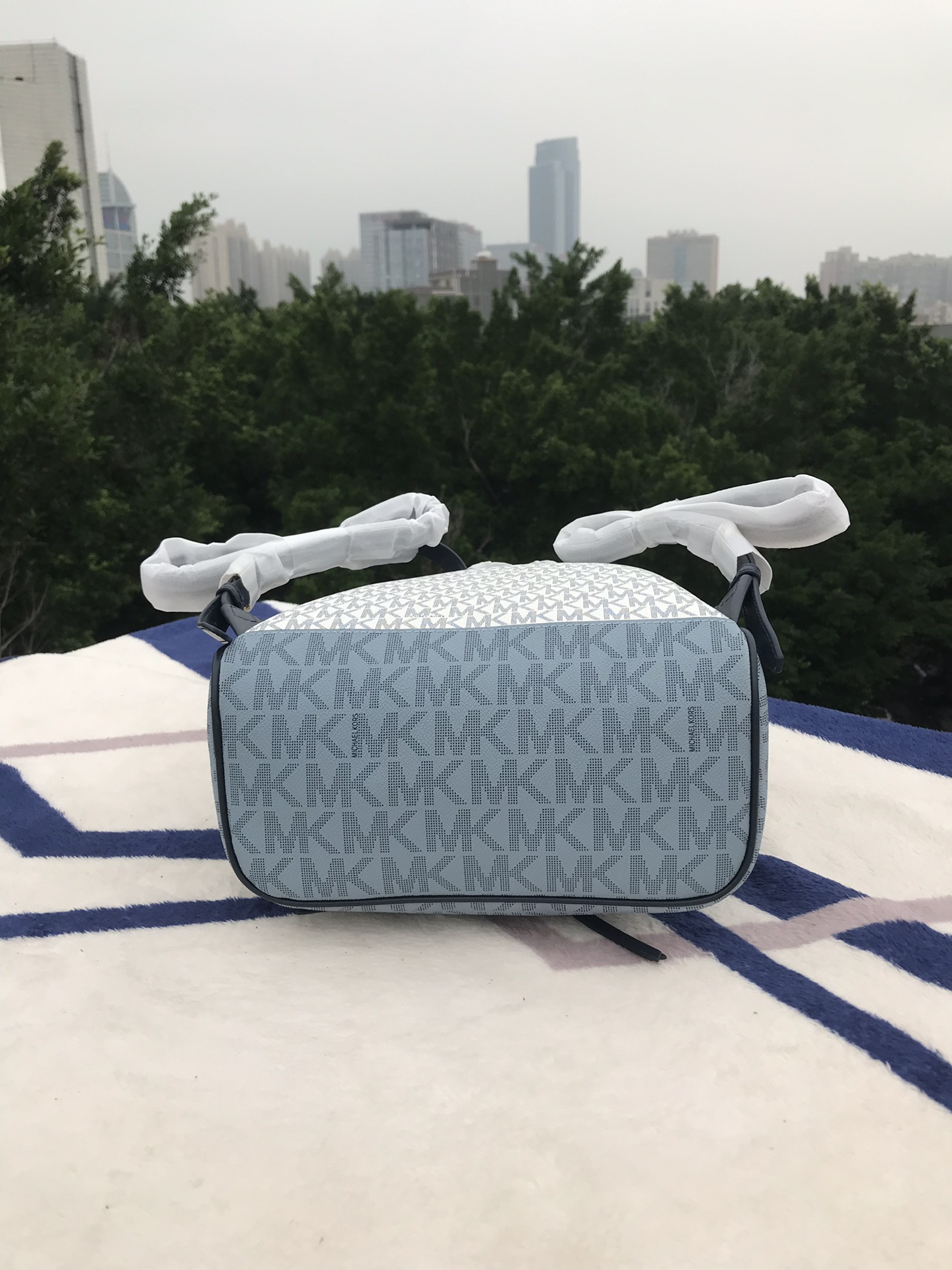 Michael Kors MK背包2拼皮3拼色。 A