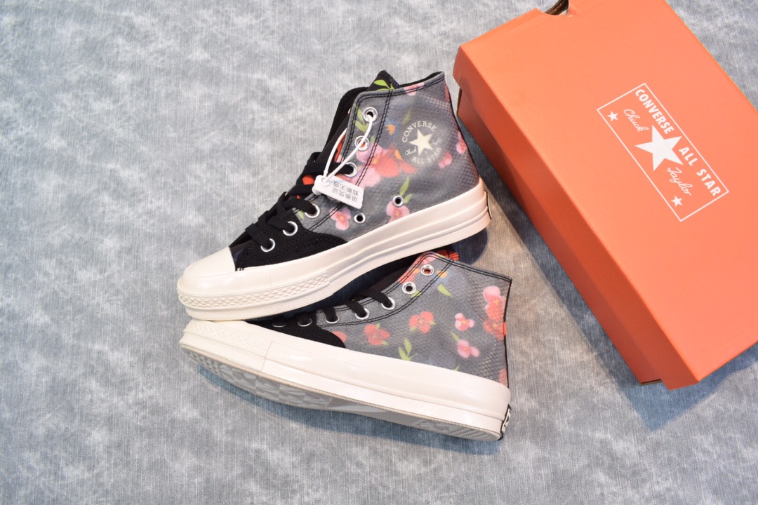 本地自取💰160，合作私
匡威 水晶花卉 小花 黑彩色 透明网纱 Converse匡威 All star FUK水晶花卉  此款由欧根纱网纱加持与黑色鞋面相呼应出水晶透明鞋面的视觉感受  备受人们喜爱 
货号：168260C 
🌵Size ：35 36 36.5 37 37.5 38 39 39.5 40 41 41.5 42 42.5 43 44