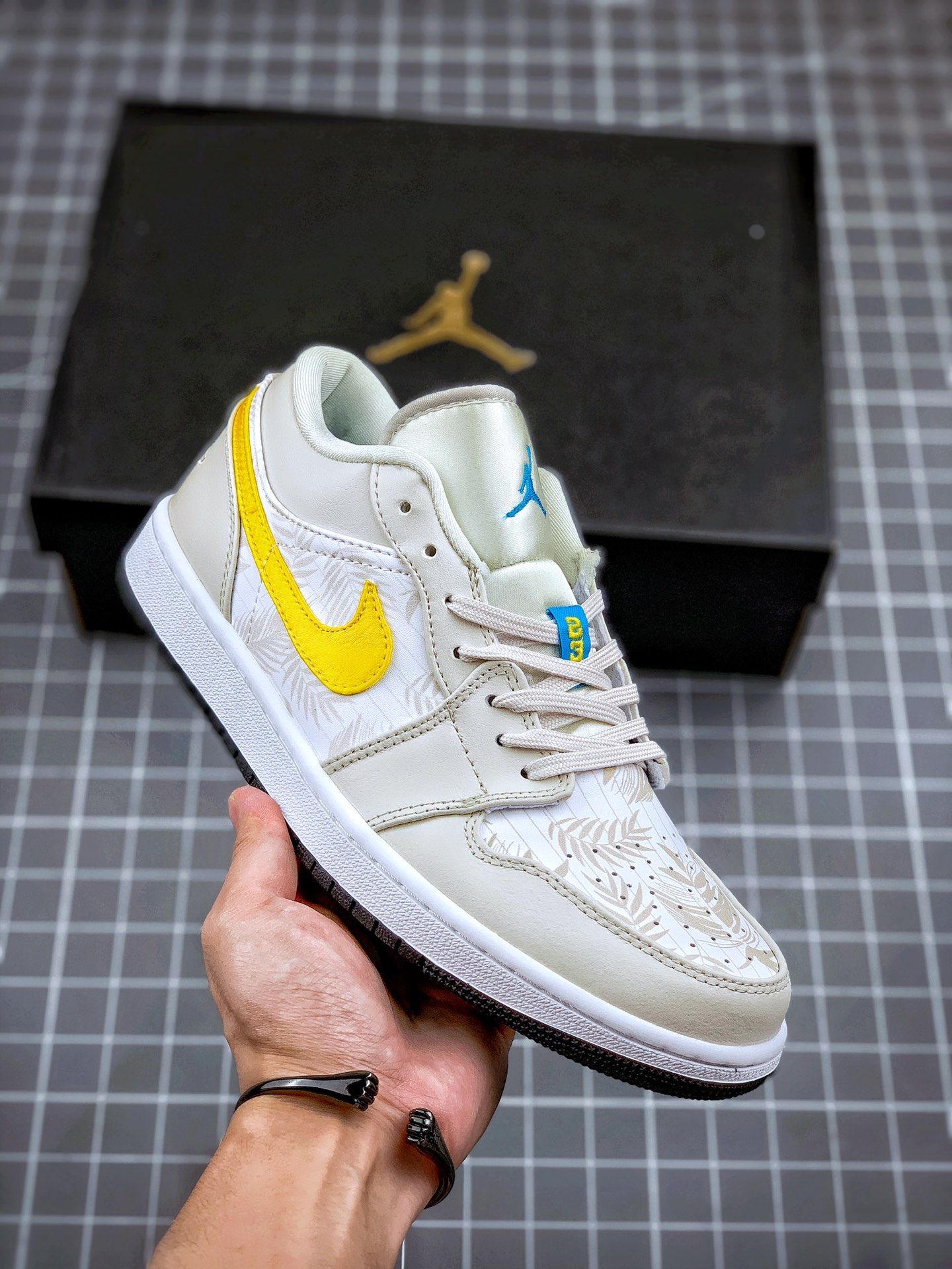 Air Jordan 1 Low Marrón claro mineral y blanco Amalori Este Air Jordan 1 Low “Light Orewood Brown” de baloncesto de cañ…
