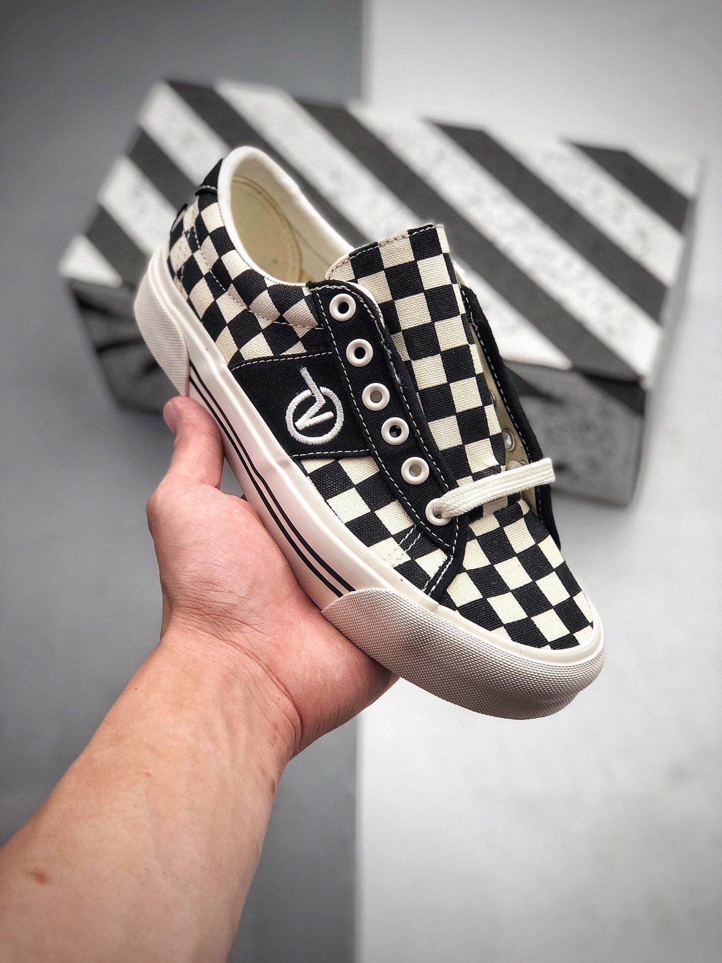 160 Vans Vault  OG Sid LX 黑白棋盘格低帮复古高端鞋款 融合黑白棋盘格和纯黑色块 VN0A4U13XC8