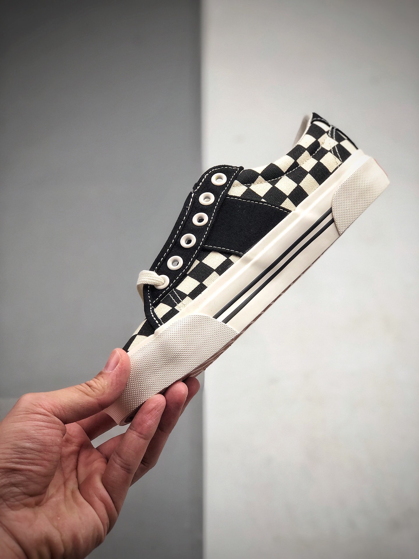 160 Vans Vault  OG Sid LX 黑白棋盘格低帮复古高端鞋款 融合黑白棋盘格和纯黑色块 VN0A4U13XC8