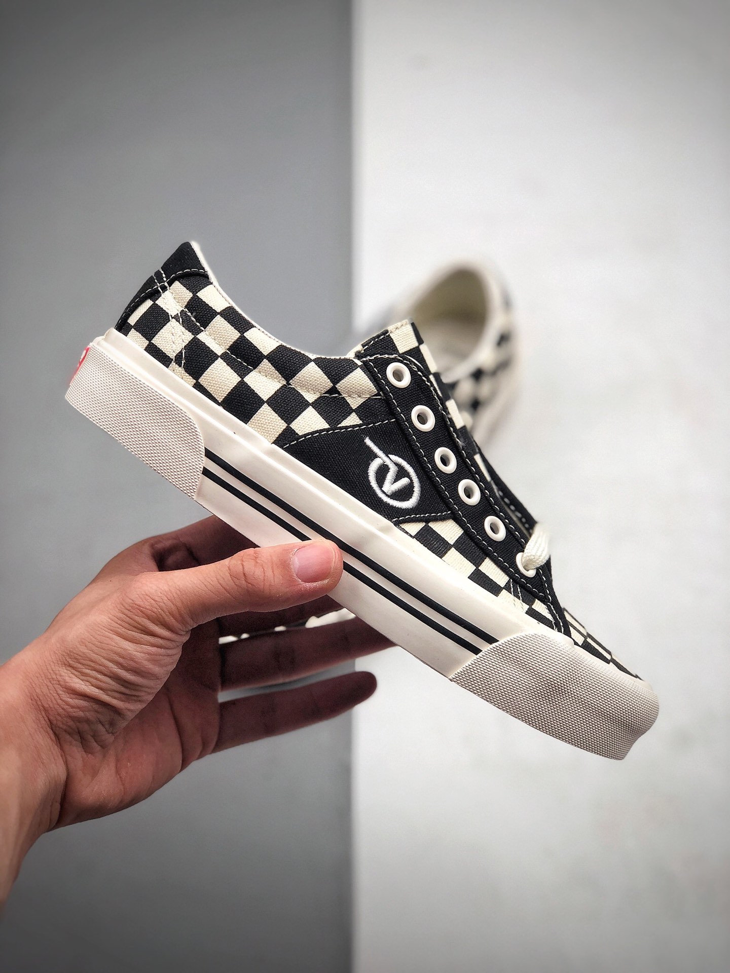 160 Vans Vault  OG Sid LX 黑白棋盘格低帮复古高端鞋款 融合黑白棋盘格和纯黑色块 VN0A4U13XC8