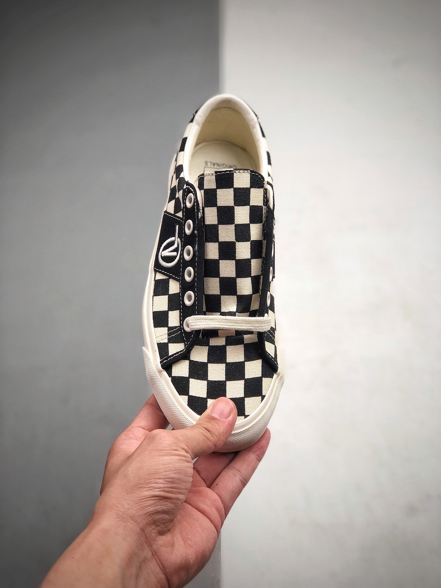 160 Vans Vault  OG Sid LX 黑白棋盘格低帮复古高端鞋款 融合黑白棋盘格和纯黑色块 VN0A4U13XC8