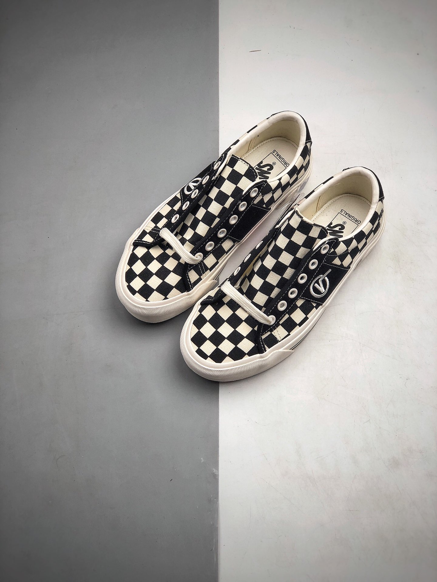 160 Vans Vault  OG Sid LX 黑白棋盘格低帮复古高端鞋款 融合黑白棋盘格和纯黑色块 VN0A4U13XC8