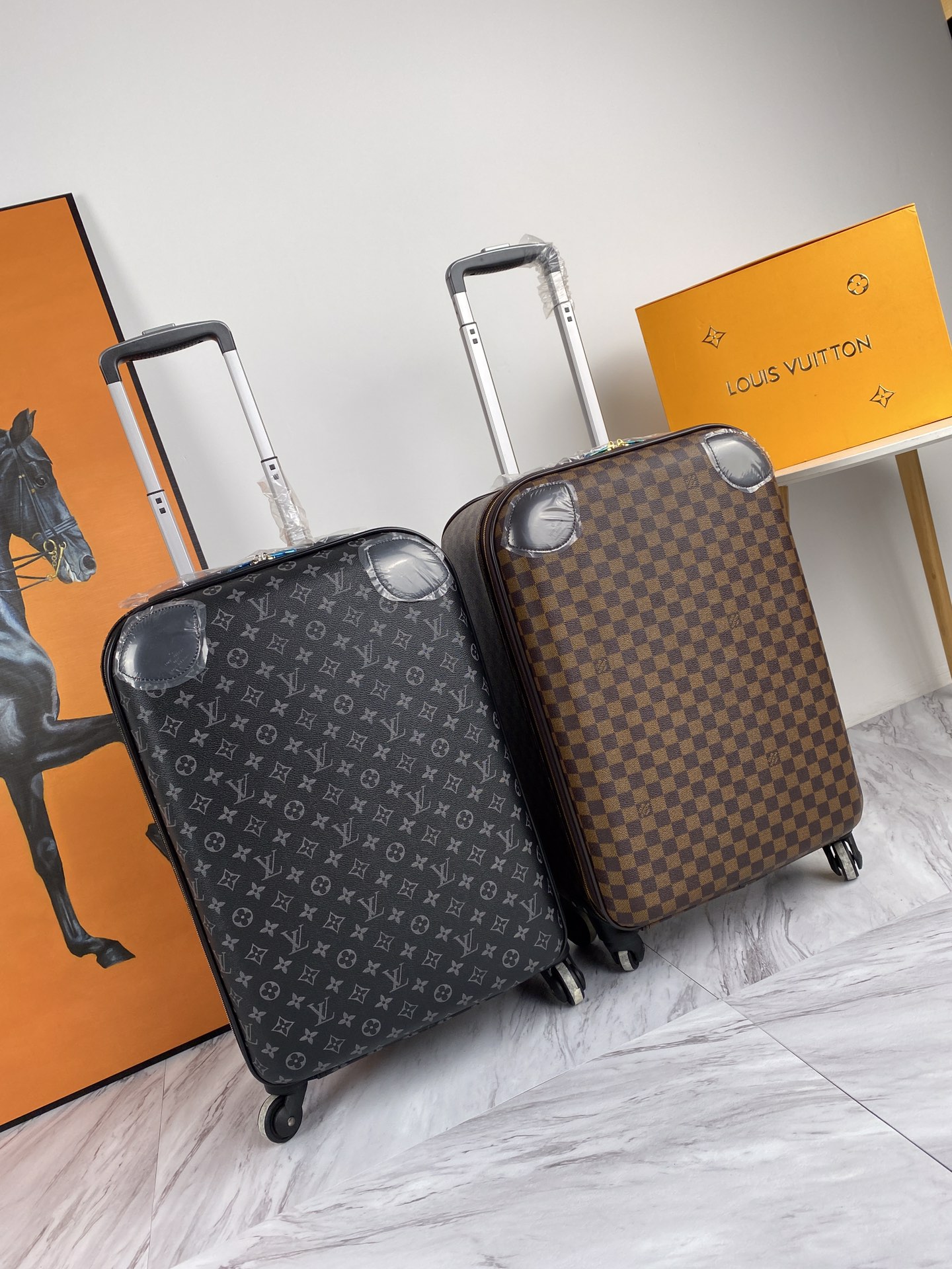 NO:270005,LOUIS VUITTON Universal Wheel Original Leather This trolley case is made of the iconic Monogram canvas material, making it the best partner for business travel. This lightweight suitcase meets the size of luggage on the body, is elegant and generous without losing luxury, and can accommodate a large number of items. Colors of Kerge, presbyopia, coffee garage, and black flowers!  Size 20 inches 58/40/20, louis vuitton19860909LOUIS VUITTON万向轮 原版皮质 这款拉杆箱采用了的标志性Monogram帆布材质,是商务旅行的最佳拍档.这款轻便的手提箱符合随身上级行李尺寸,优雅大方而不失奢华,可容纳众多物品.颜色克格、老花、啡格、黑花！尺寸20寸58/40/20,,louis vuitton,luggage