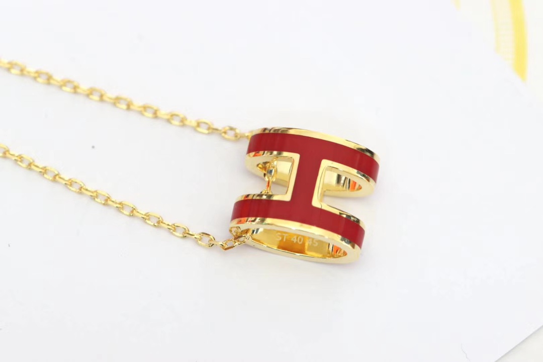 NO:102699,Gift recommendation, New Year's Red Hot Sale Hermes/Hermes Gold Red H Clampsia Necklace This enamel oval H adopts the unique work shape of the gold-edged necklace Hermes home. The fashionable matching method shows the irresistible charm 925 silver, Hermes necklace, hermes, hermes, necklace, gold19860909礼物推荐,新年红热卖款 Hermes/爱马仕 黄金红H锁骨项链 这款珐琅椭圆形H,采用金边项链Hermes家独有的工造型,时尚的搭配方式展示出让人无法抗拒的迷人魅力925银,爱马仕项链,hermes,hermes,necklace,gold,Jewelry