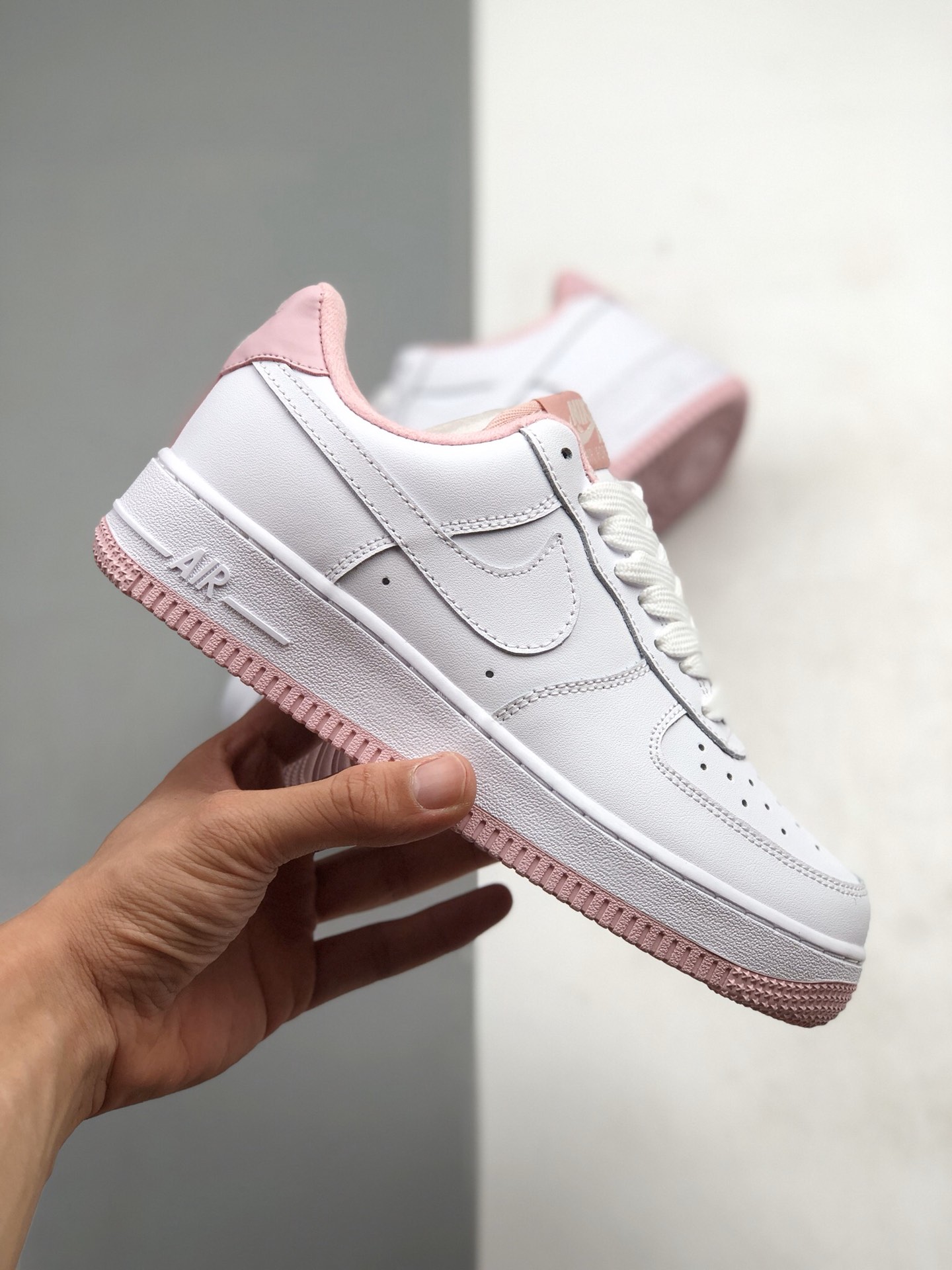190 耐克Nike WMNS Air Force 1 Low”Voltage Purple”空军一号经典低帮百搭休闲运动板鞋“皮革白粉樱花粉” 货号：CD6915-100