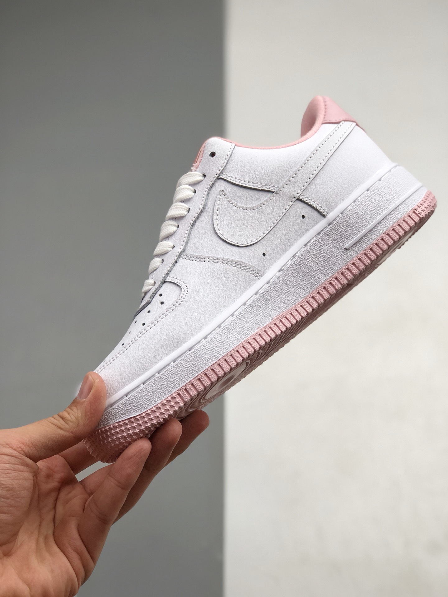 190 耐克Nike WMNS Air Force 1 Low”Voltage Purple”空军一号经典低帮百搭休闲运动板鞋“皮革白粉樱花粉” 货号：CD6915-100