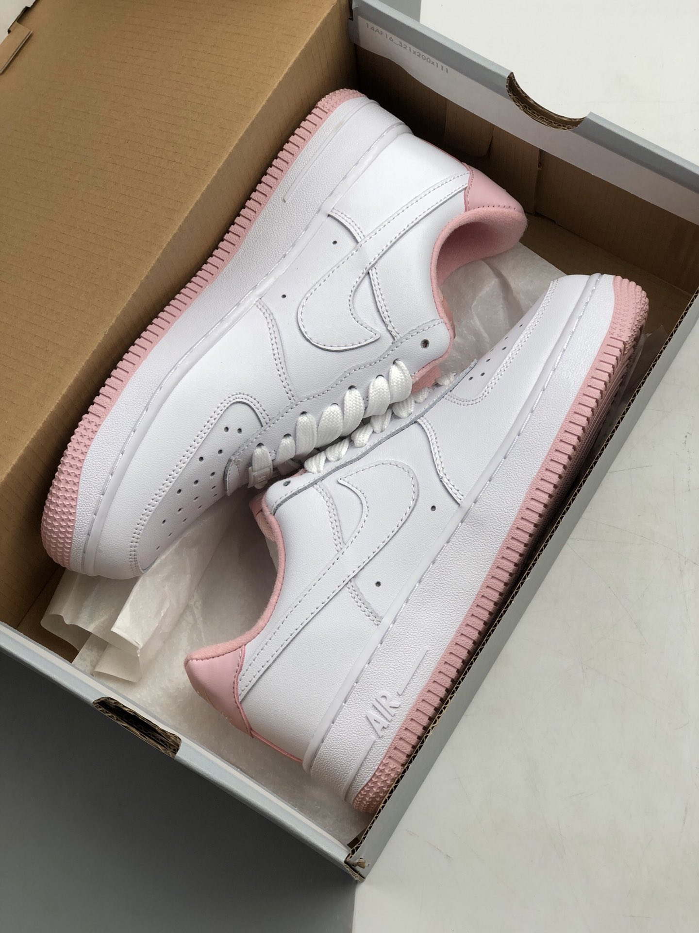 190 耐克Nike WMNS Air Force 1 Low”Voltage Purple”空军一号经典低帮百搭休闲运动板鞋“皮革白粉樱花粉” 货号：CD6915-100