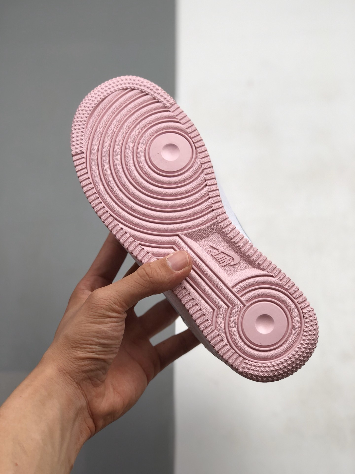 190 耐克Nike WMNS Air Force 1 Low”Voltage Purple”空军一号经典低帮百搭休闲运动板鞋“皮革白粉樱花粉” 货号：CD6915-100