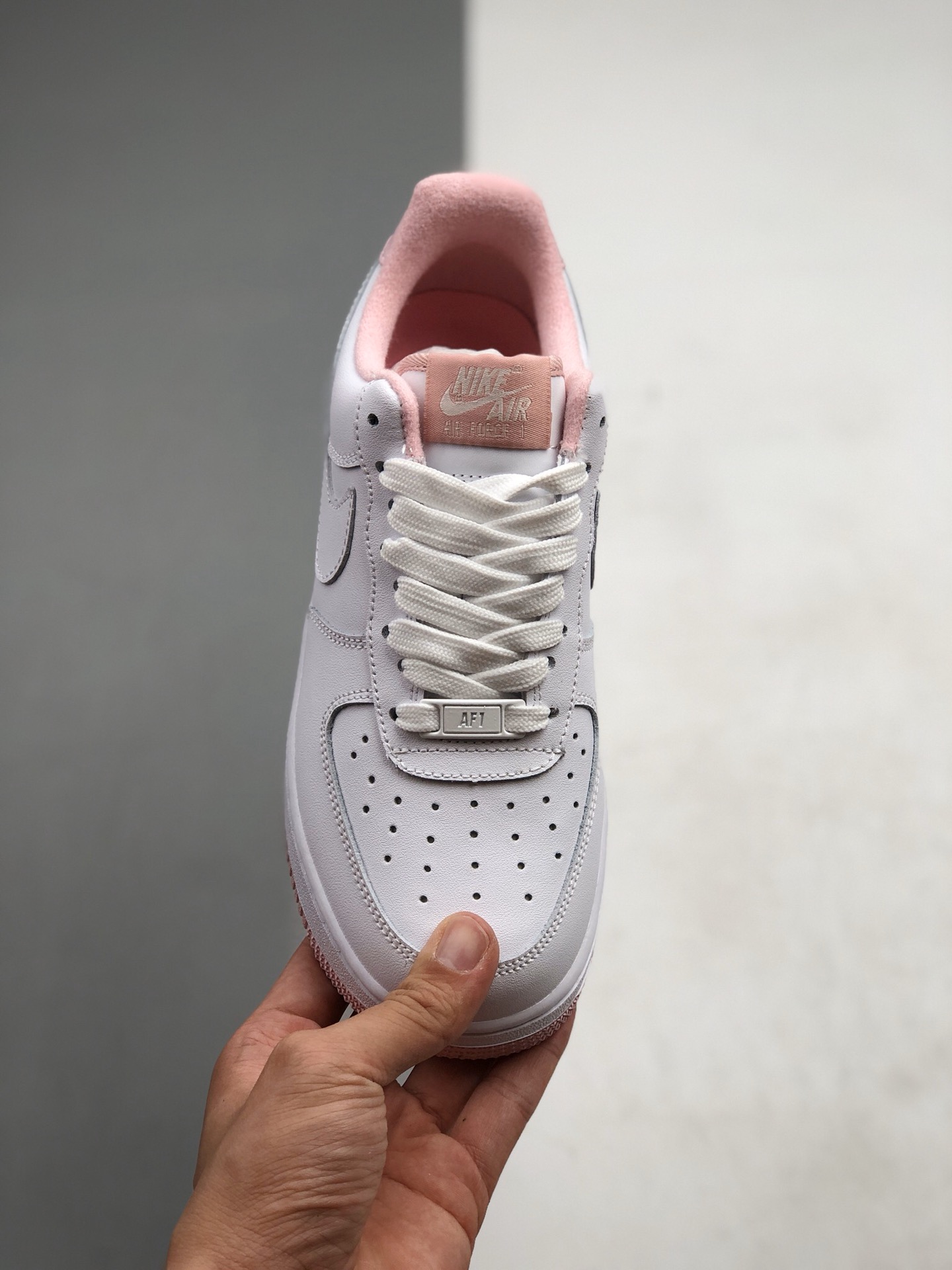 190 耐克Nike WMNS Air Force 1 Low”Voltage Purple”空军一号经典低帮百搭休闲运动板鞋“皮革白粉樱花粉” 货号：CD6915-100