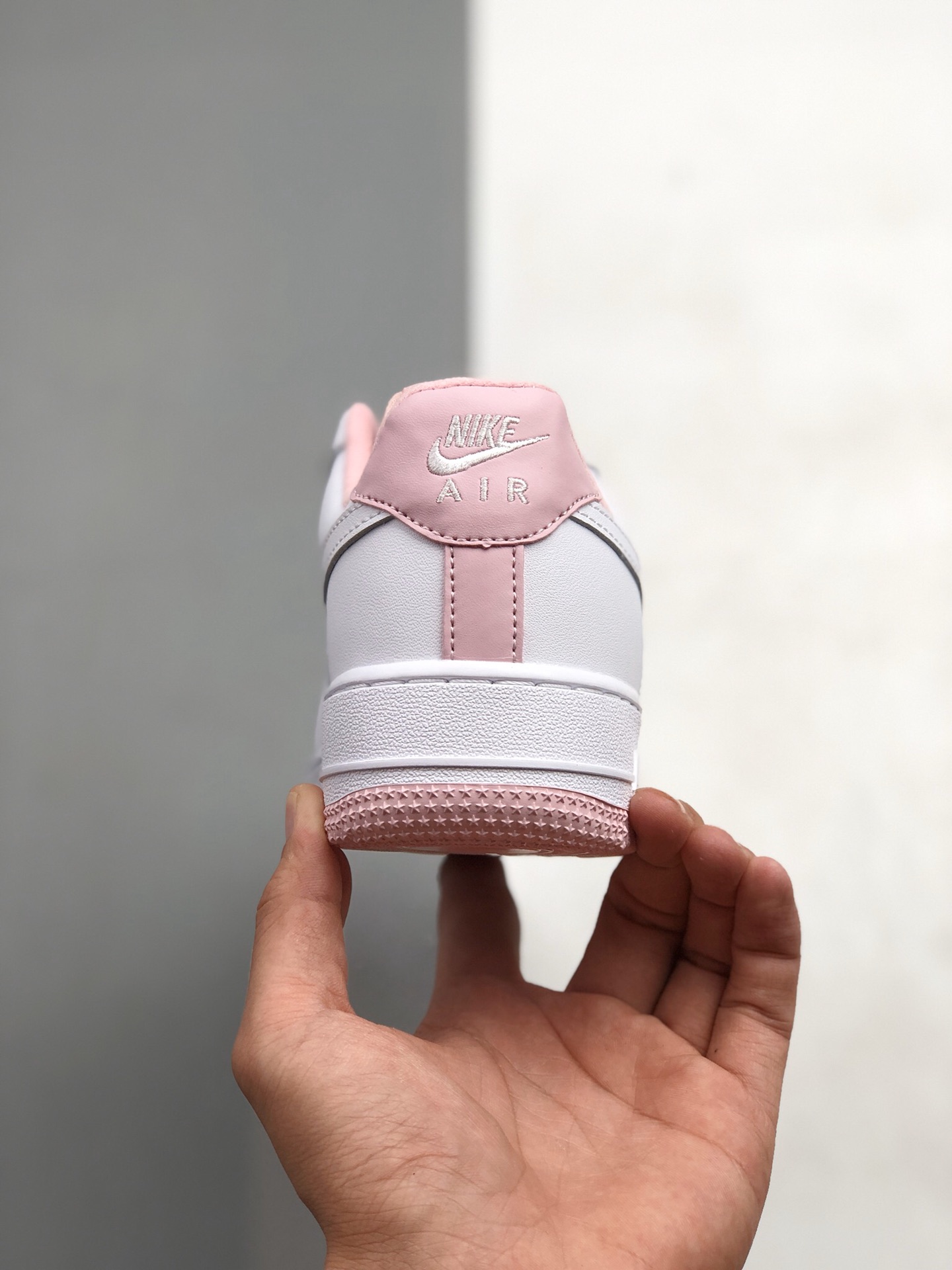 190 耐克Nike WMNS Air Force 1 Low”Voltage Purple”空军一号经典低帮百搭休闲运动板鞋“皮革白粉樱花粉” 货号：CD6915-100