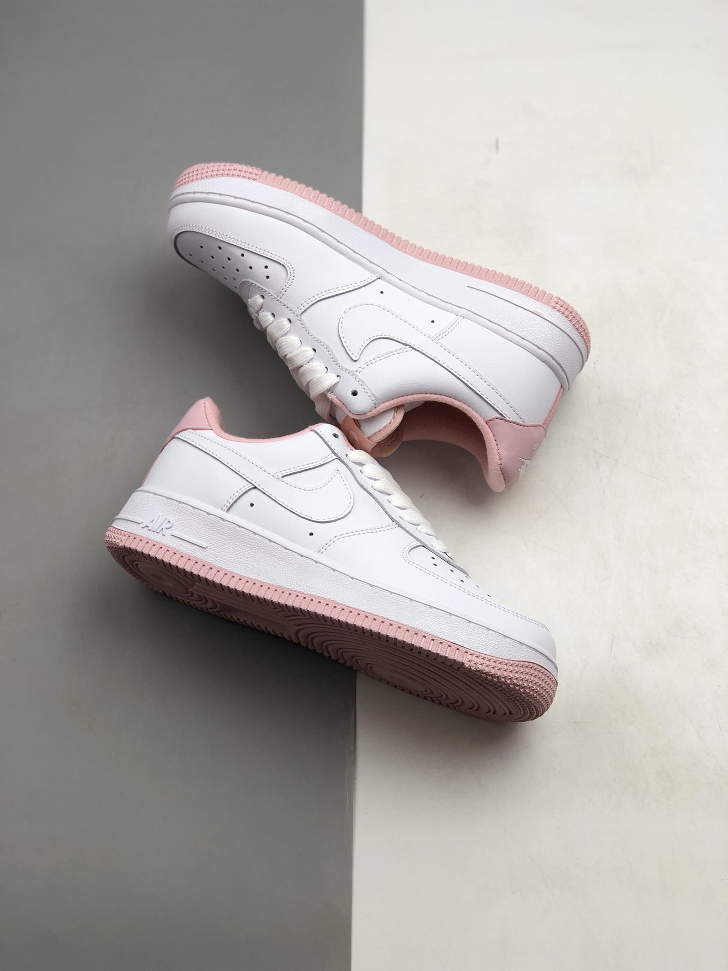 190 耐克Nike WMNS Air Force 1 Low”Voltage Purple”空军一号经典低帮百搭休闲运动板鞋“皮革白粉樱花粉” 货号：CD6915-100