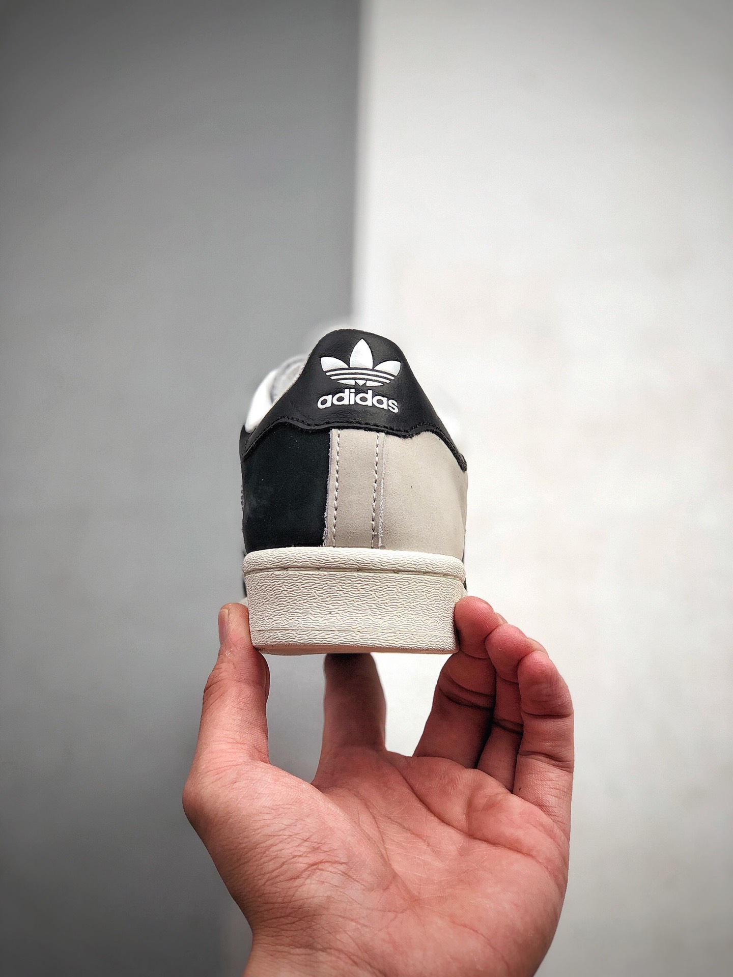 210 阿迪达斯 贝壳头Superstar 黑白阴阳 adidas Originals将很快庆祝超级Superstar 成立50周年货号：FV0323
