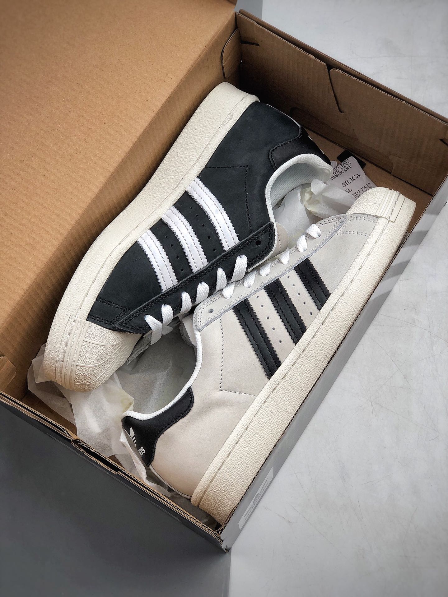 210 阿迪达斯 贝壳头Superstar 黑白阴阳 adidas Originals将很快庆祝超级Superstar 成立50周年货号：FV0323