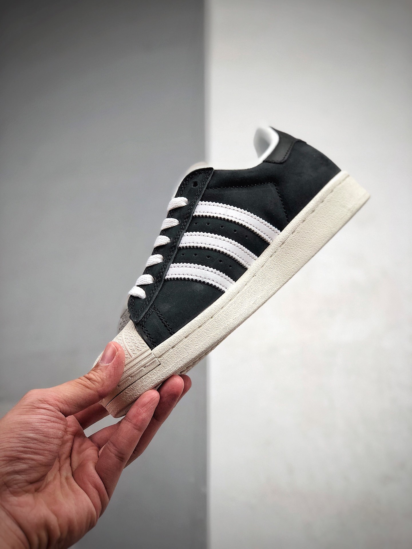 210 阿迪达斯 贝壳头Superstar 黑白阴阳 adidas Originals将很快庆祝超级Superstar 成立50周年货号：FV0323