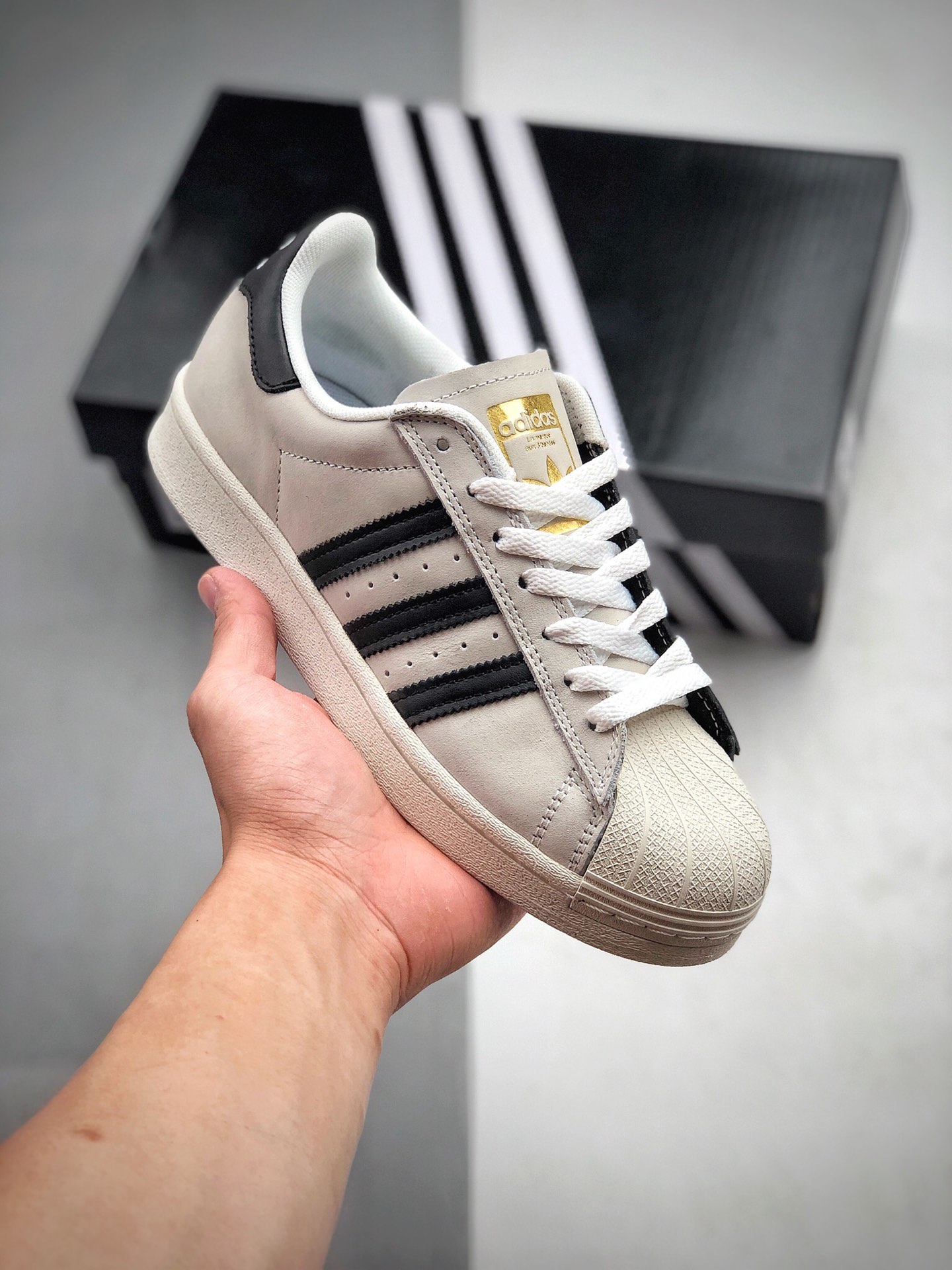 210 阿迪达斯 贝壳头Superstar 黑白阴阳 adidas Originals将很快庆祝超级Superstar 成立50周年货号：FV0323