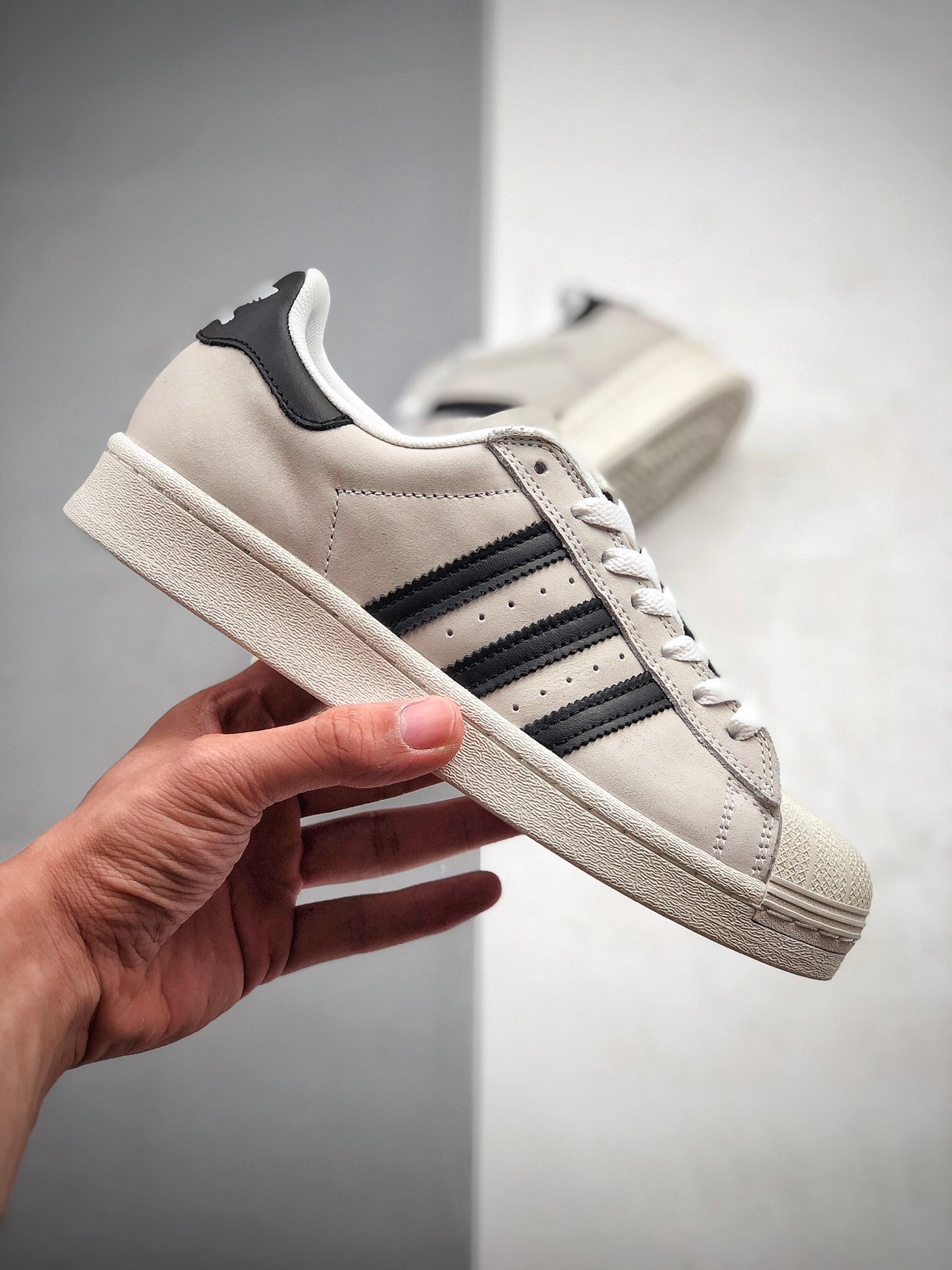 210 阿迪达斯 贝壳头Superstar 黑白阴阳 adidas Originals将很快庆祝超级Superstar 成立50周年货号：FV0323