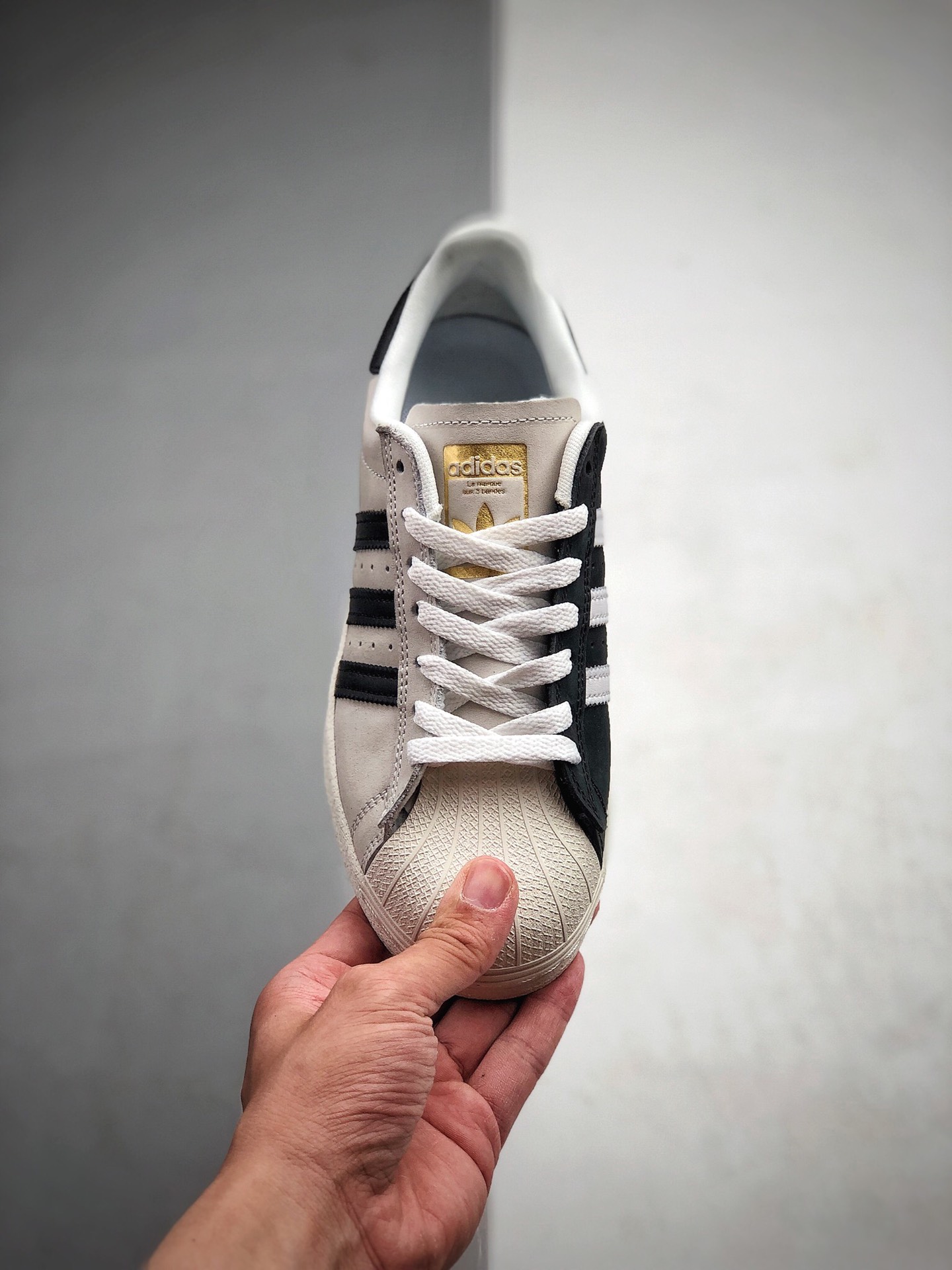 210 阿迪达斯 贝壳头Superstar 黑白阴阳 adidas Originals将很快庆祝超级Superstar 成立50周年货号：FV0323