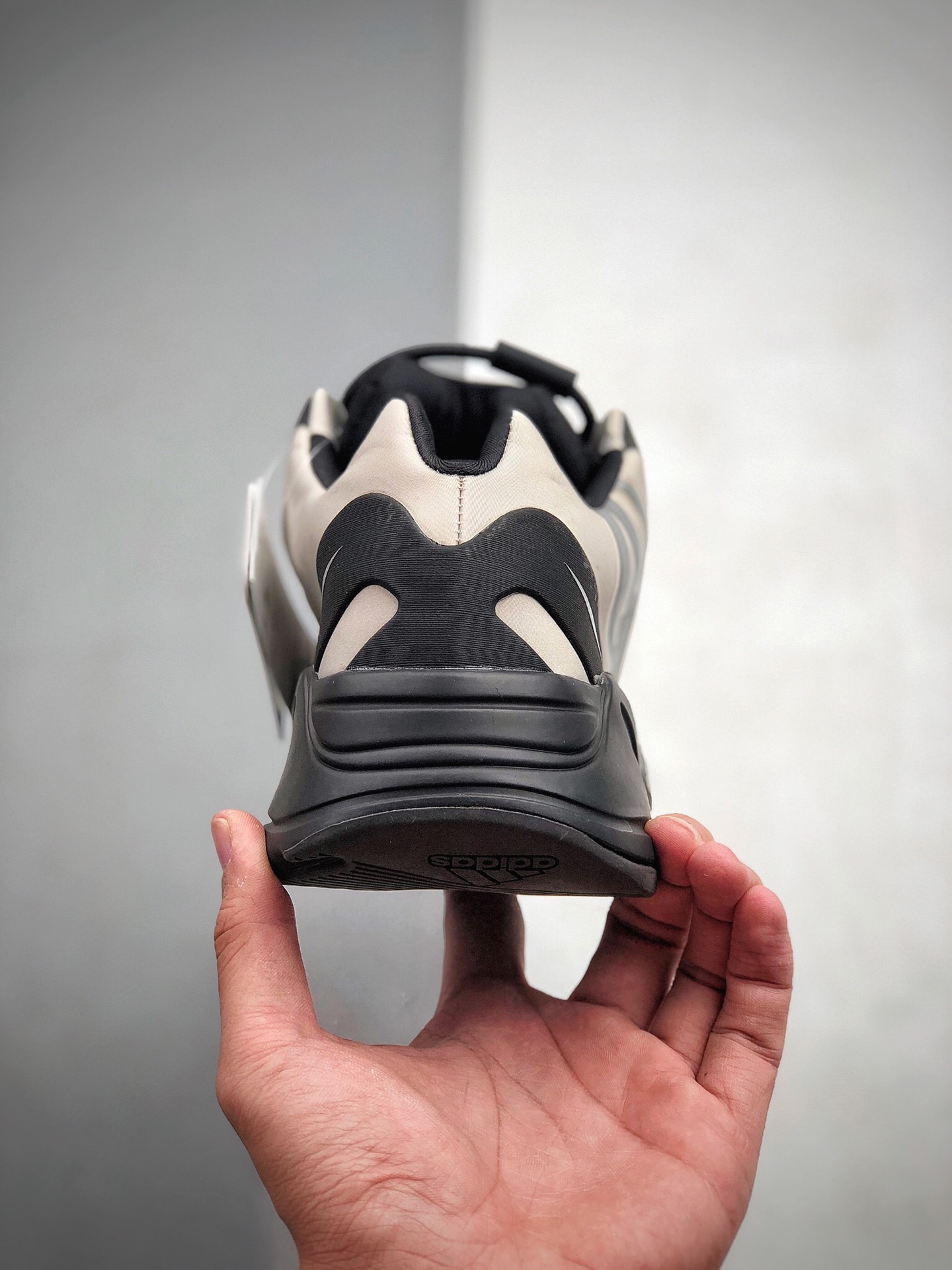 480  Yeezy 700 MNVN “Bone”带来一款更好驾驭的骨白配色 货号：FY3729