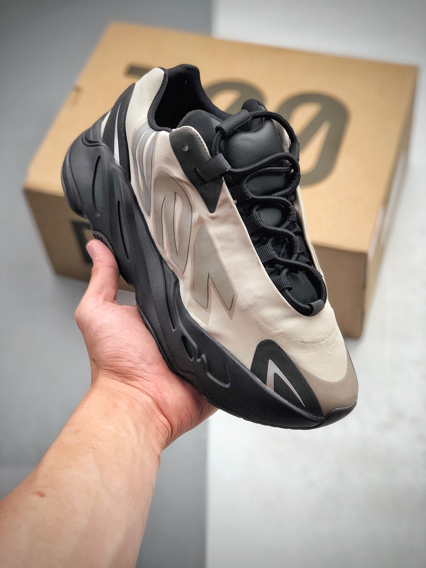 480  Yeezy 700 MNVN “Bone”带来一款更好驾驭的骨白配色 货号：FY3729