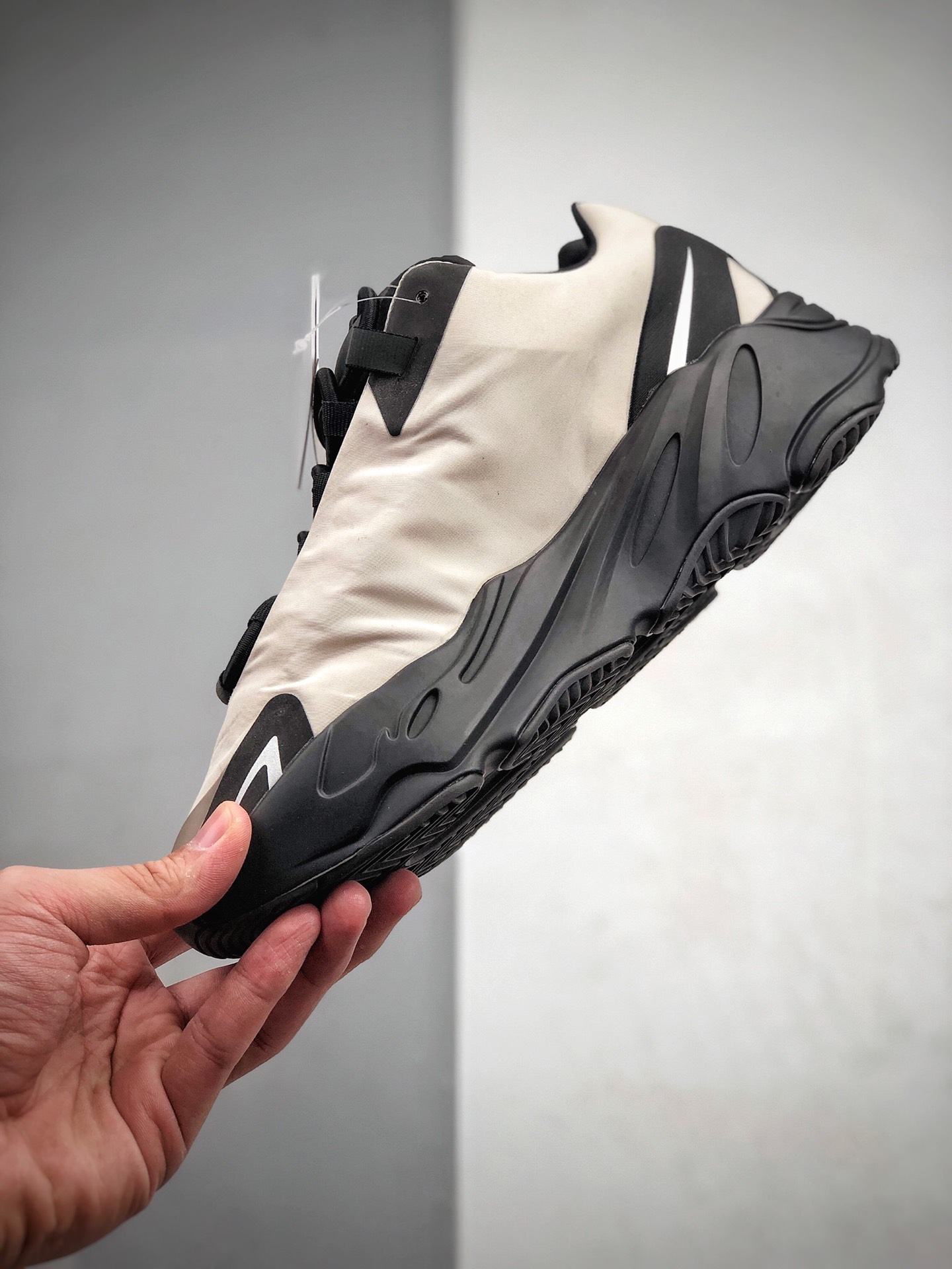480  Yeezy 700 MNVN “Bone”带来一款更好驾驭的骨白配色 货号：FY3729